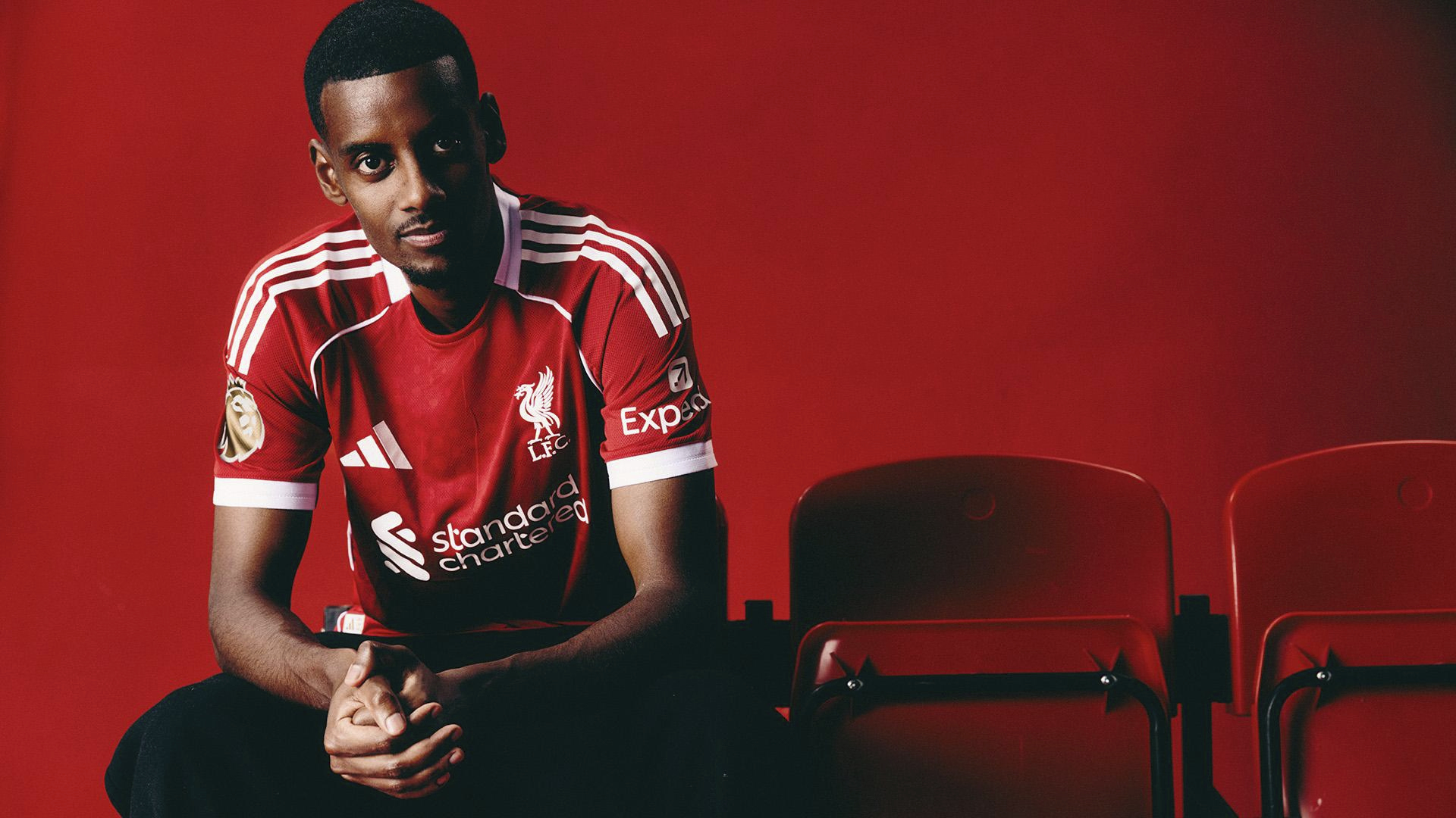 Isak posa con la camiseta del Liverpool tras su millonario fichaje este verano.