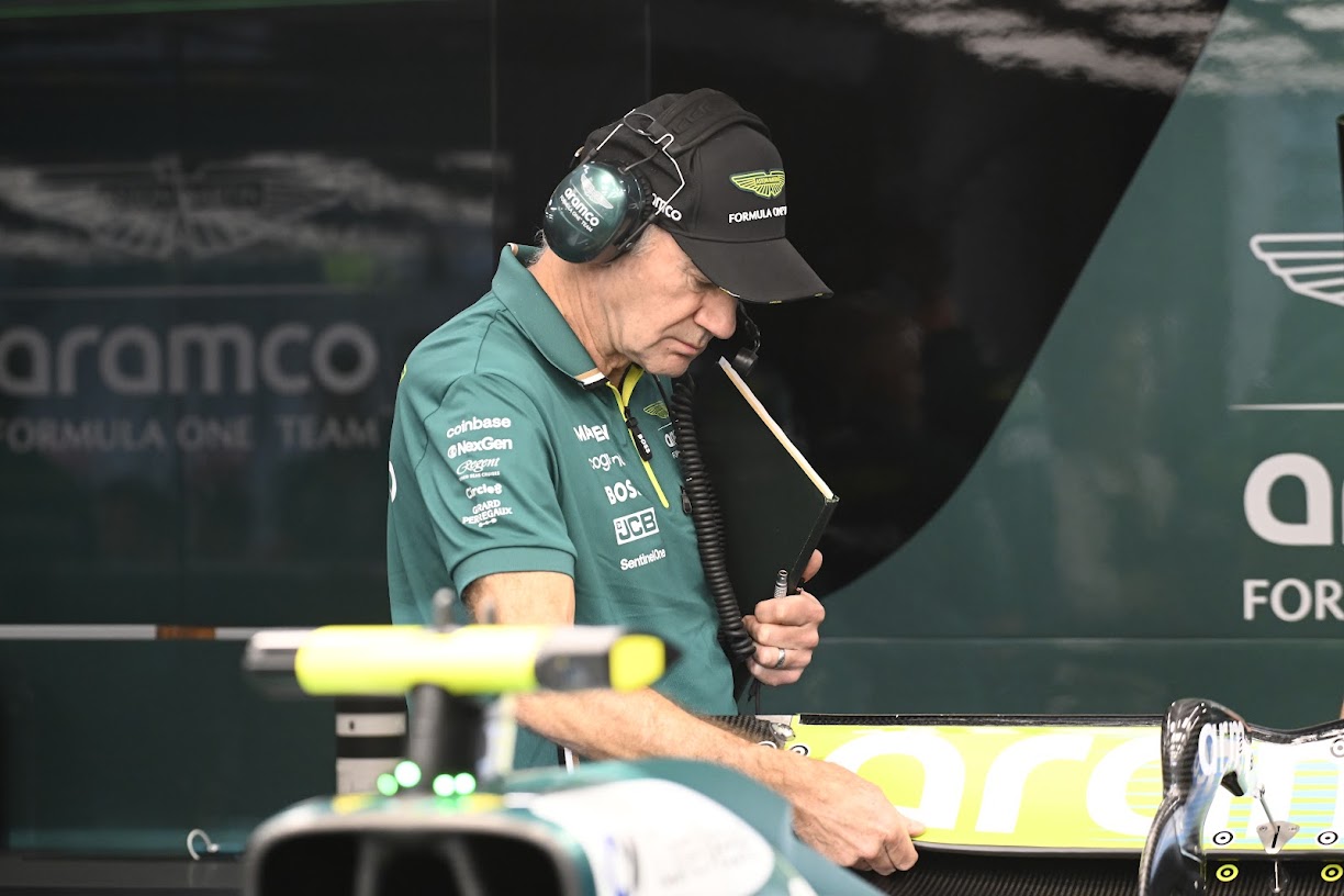 Newey, revisando el alerón trasero del coche de Alonso en Qatar.