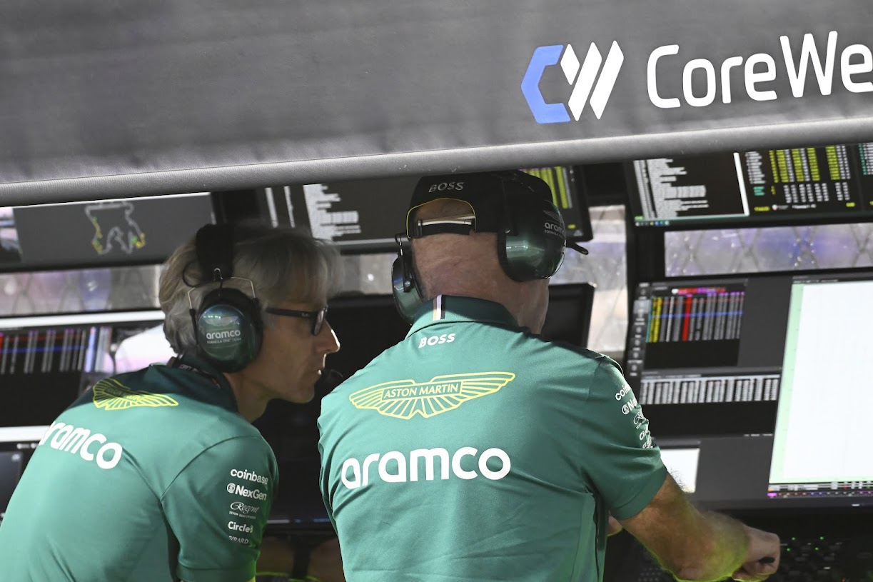 Newey y Krack, hablando frente al muro de Aston Martin en Lusail.