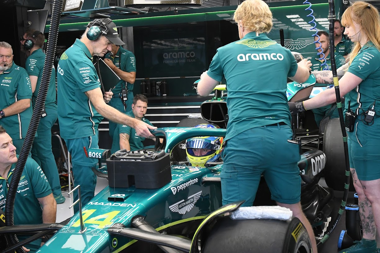 Newey observa el Halo del coche de Alonso, con todos los mecánicos siguiendo su progreso.