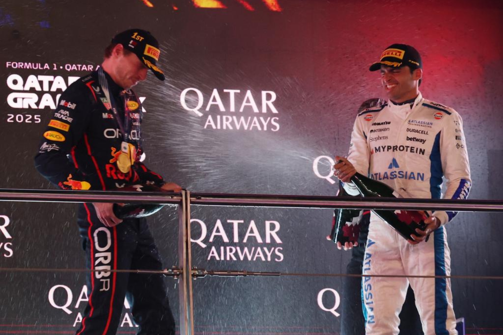 Max Verstappen y Carlos Sainz, en el podio de Qatar.