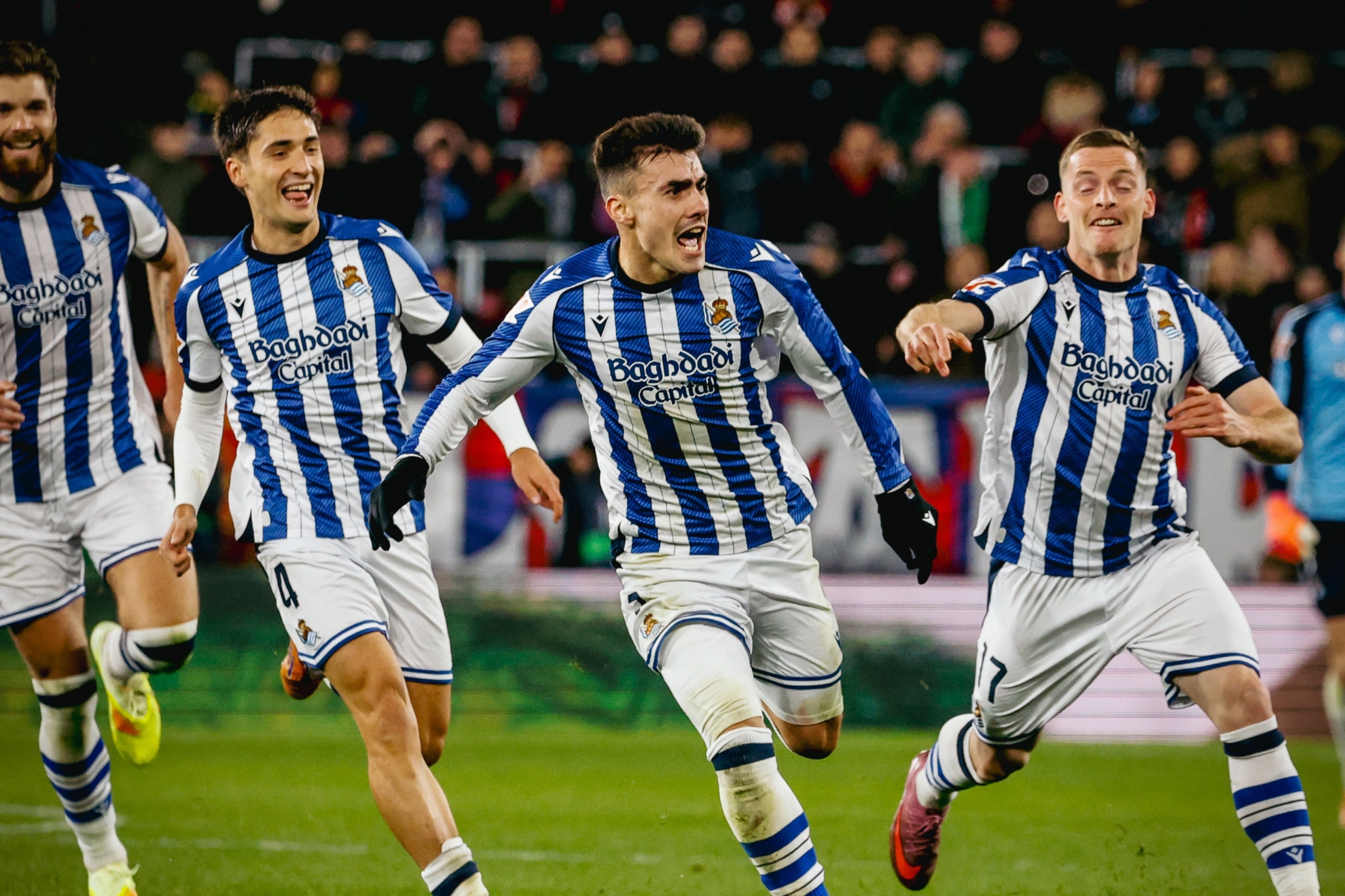 Barrenetxea y varios compañeros celebran su gol en El Sadar.
