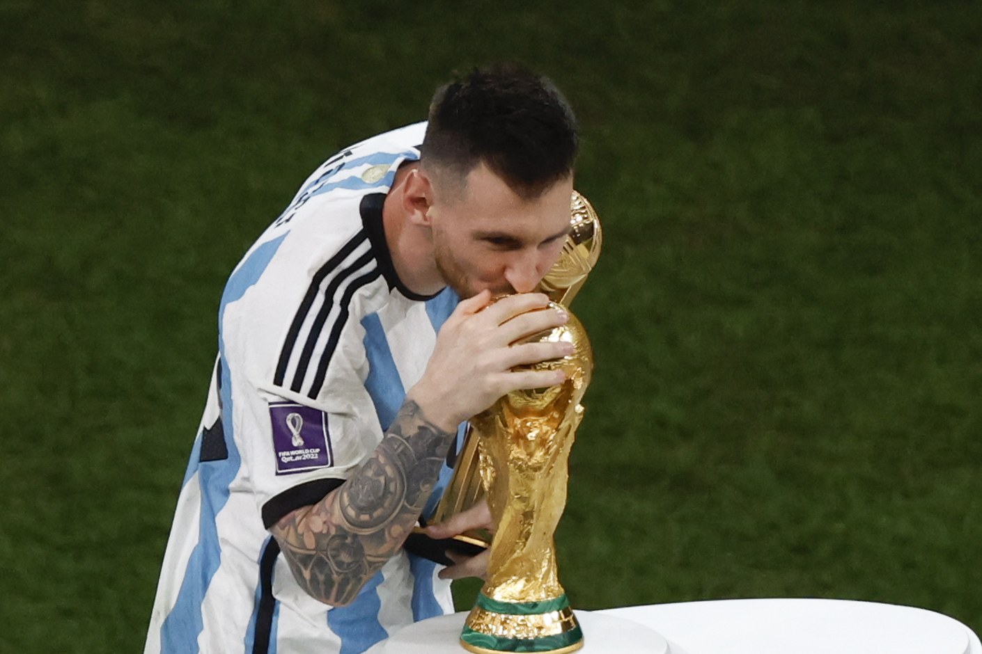 Messi besa la copa del mundo tras proclamarse campeón en Catar 2022.