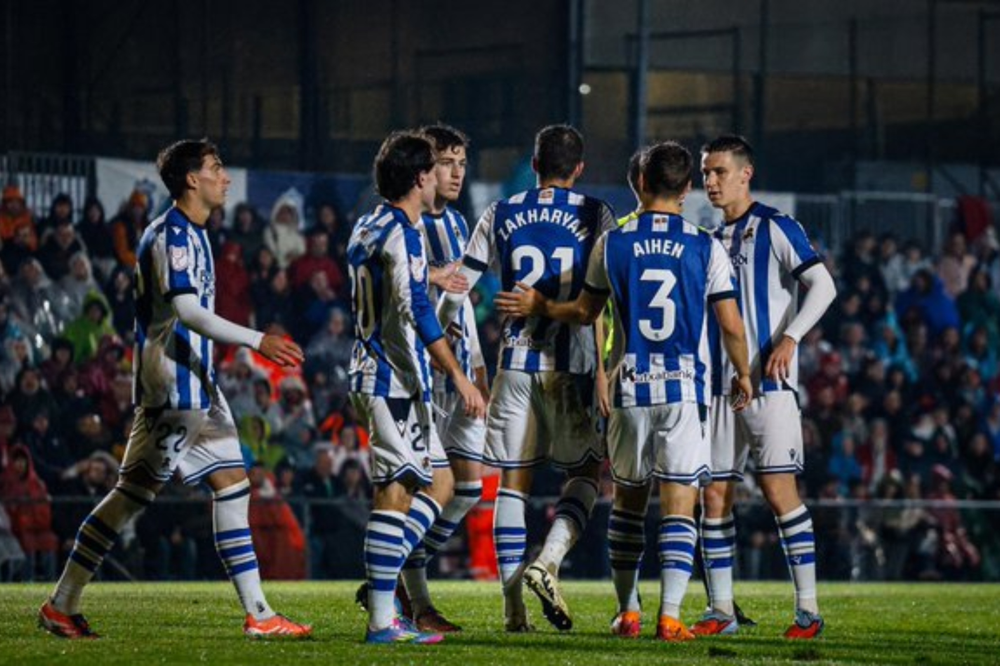 Goti, Odriozola, Sucic, Zakharyan, Aihen y Turrientes, celebran un gol en la primera ronda,