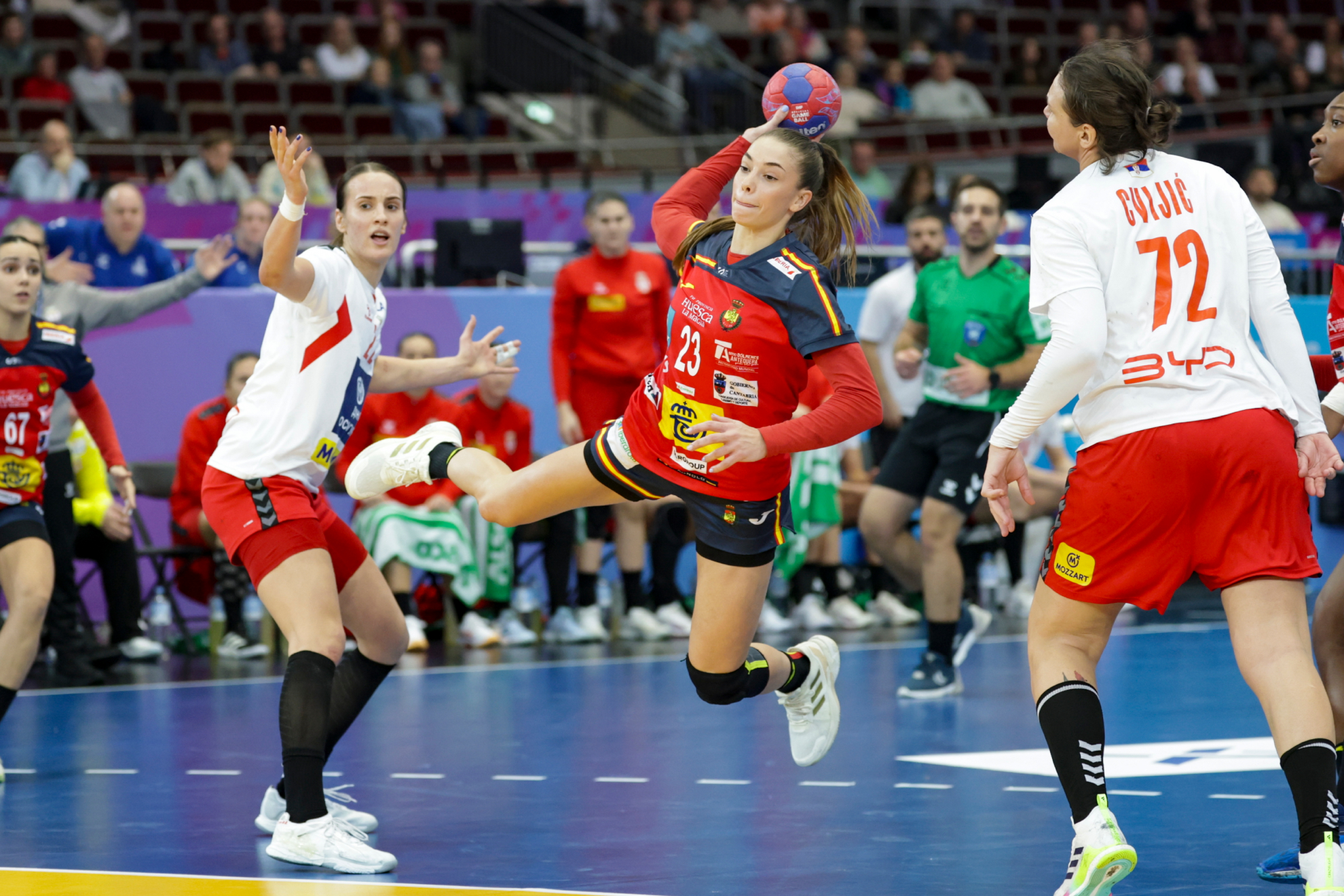 Paula Arcos se dispone a lanzar a puerta en el partido frente a Serbia.