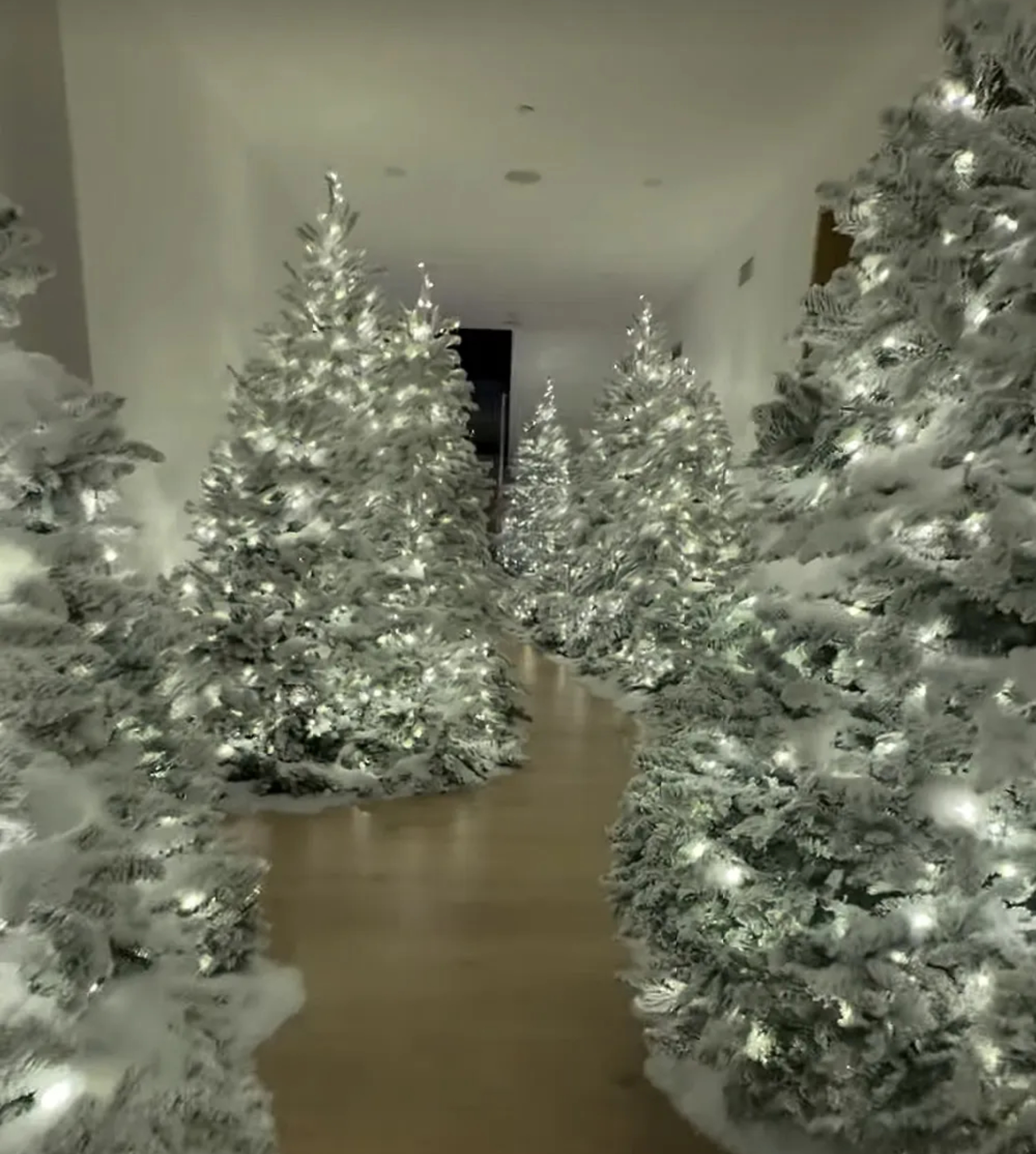 Kim Kardashian se pasa el juego de la Navidad con su decoración más “loca”:  más de, image size:1776x1980