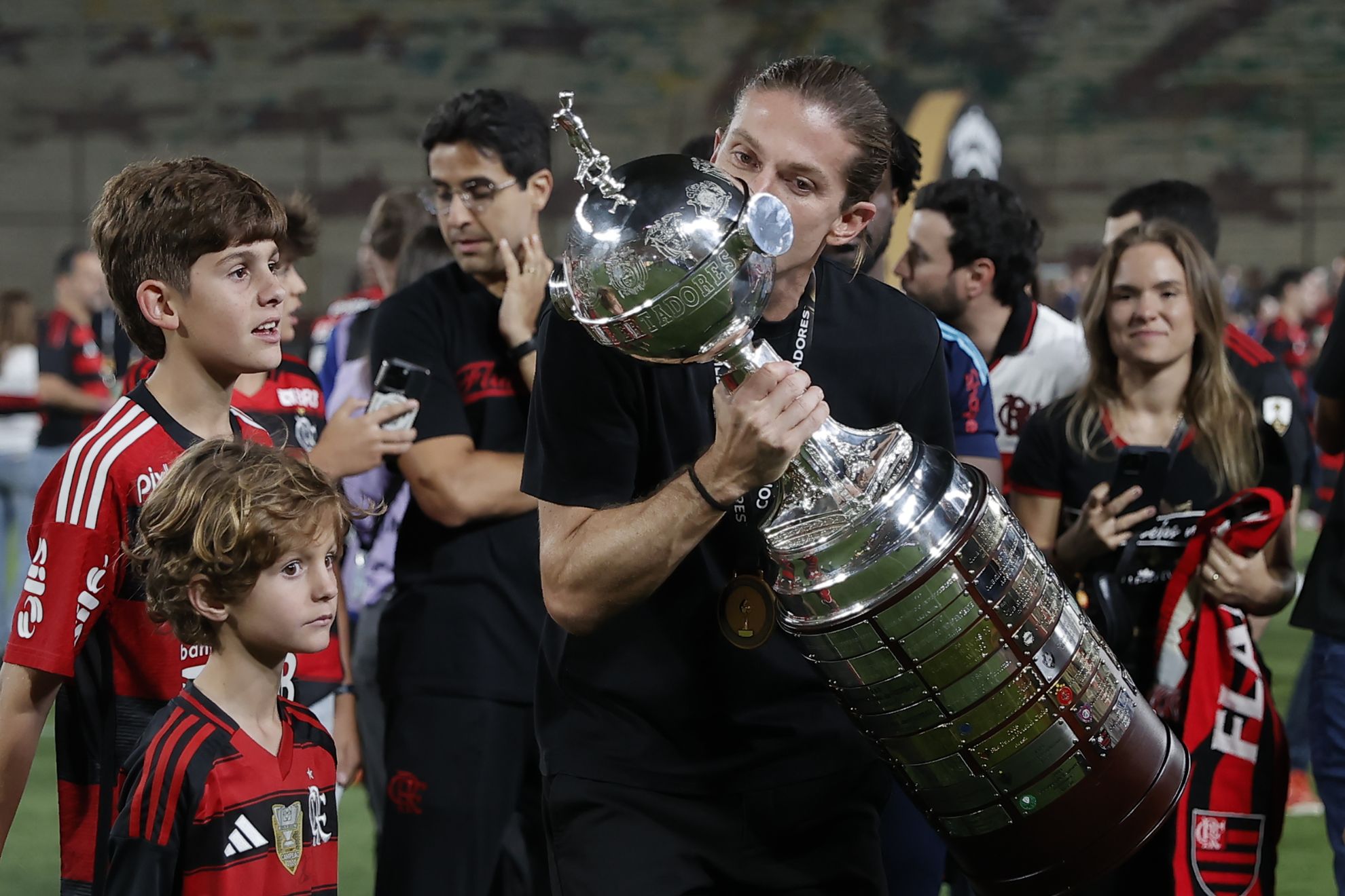 Filipe Luis, besando la Copa Libertadores conquistada ante Palmeiras
