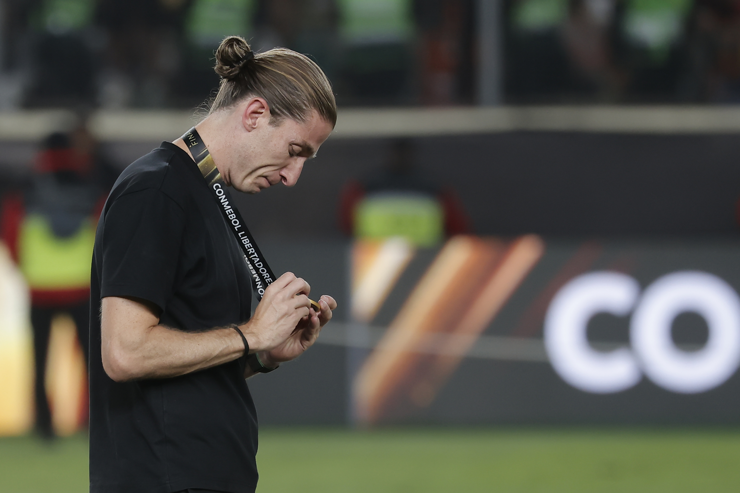 Filipe Luis, con la medalla de campeón de la Libertadores