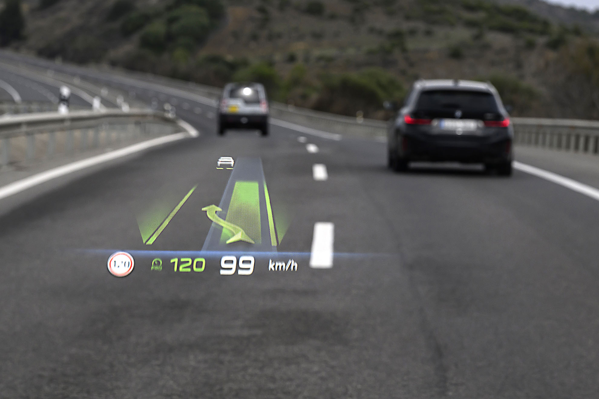 O iX3 consegue realizar uma ultrapassagem mudando de faixa por meio de comandos oculares.