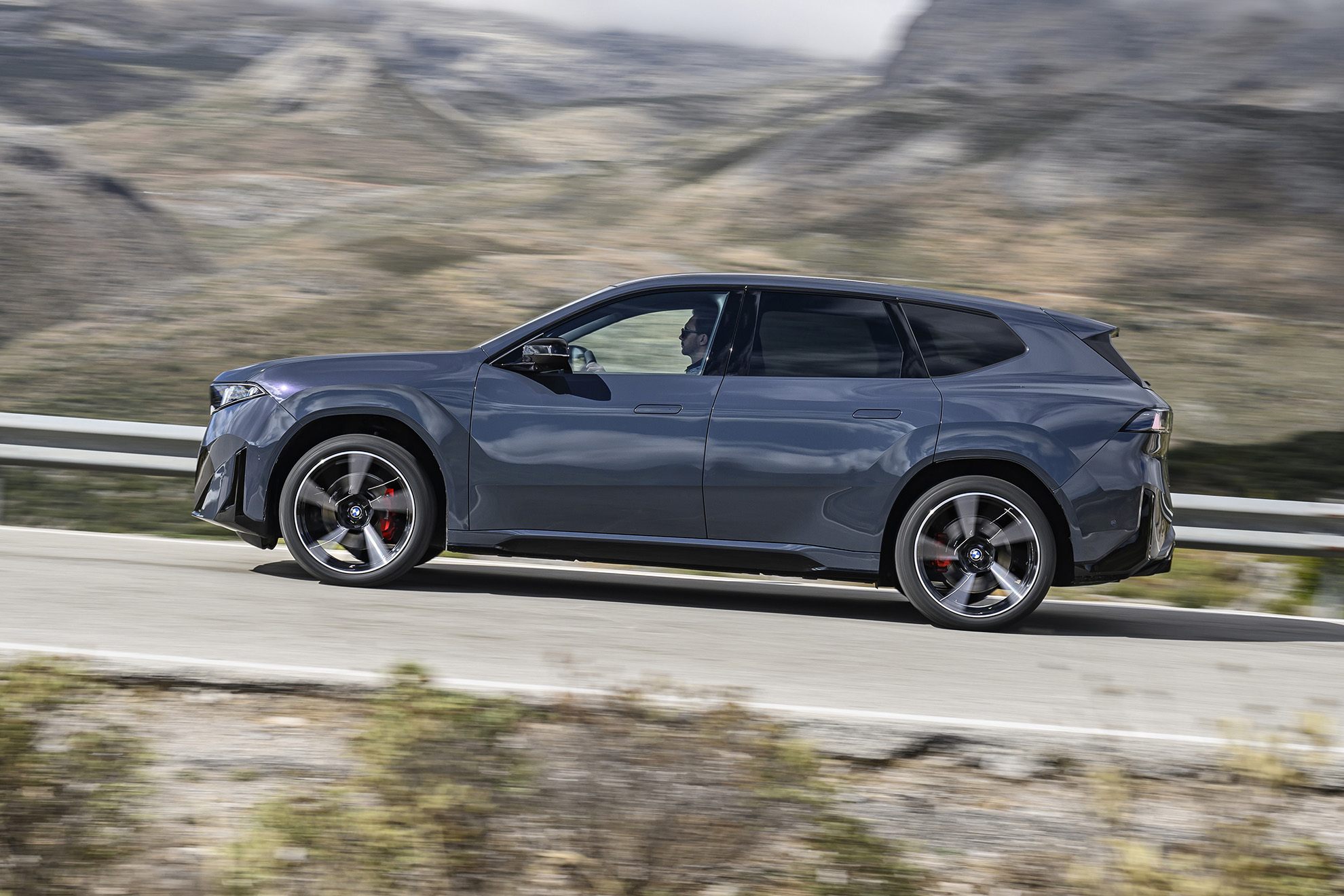 Sua bateria de 108 kWh permite atingir uma autonomia oficial de mais de 800 km.