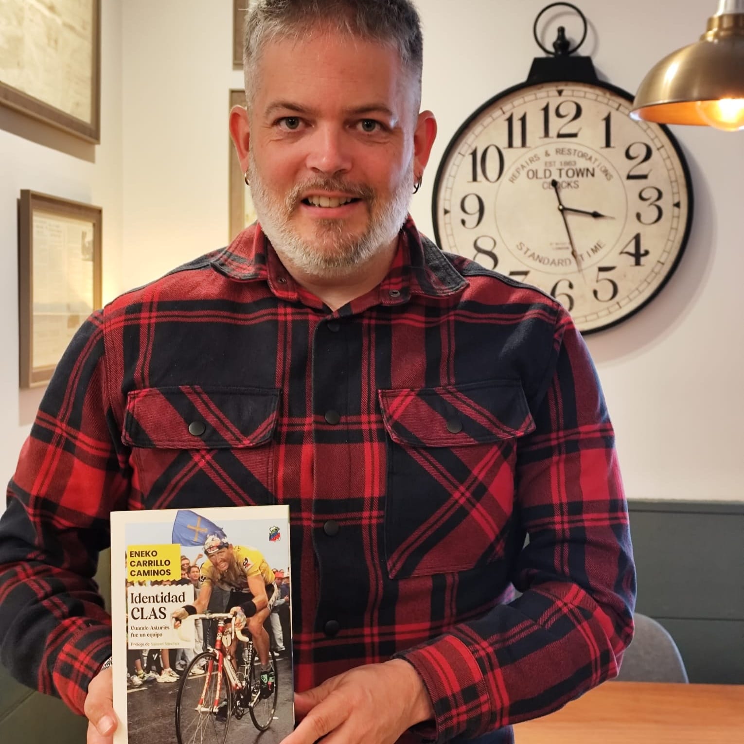 Eneko, posando con su libro.