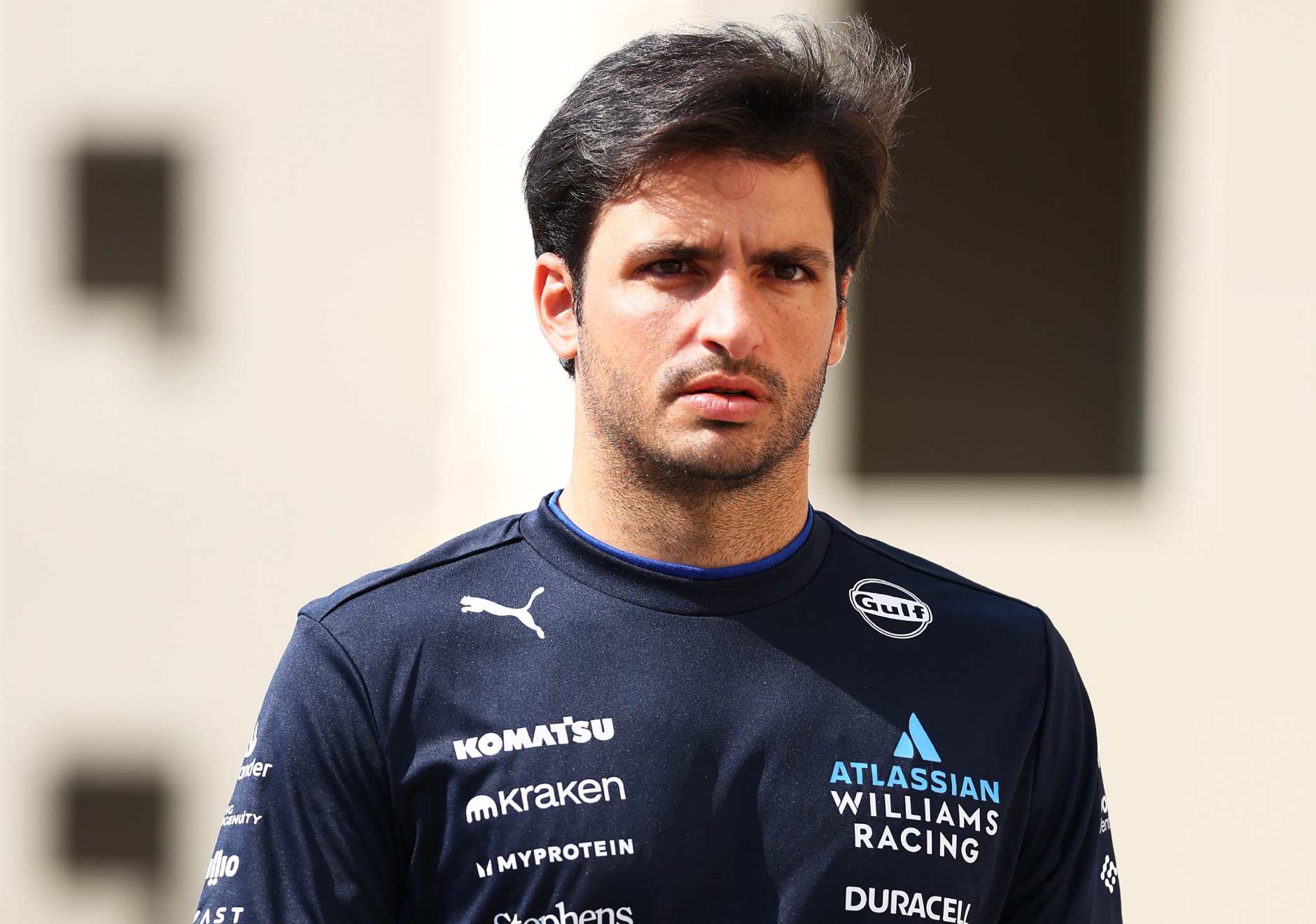 Sainz, entrando esta mañana en el circuito de Yas Marina.