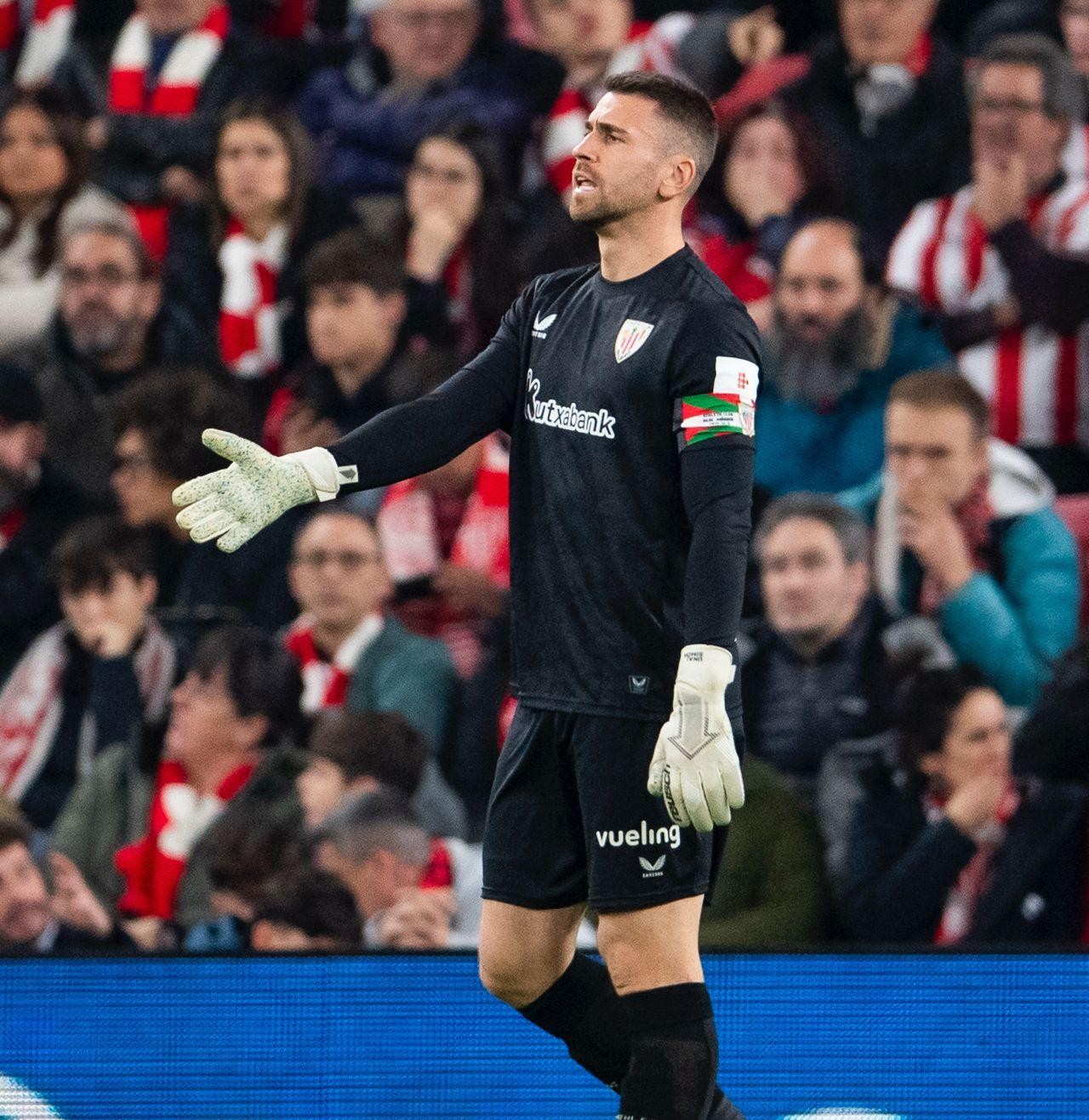Simón lució el brazalete de capitán en la segunda parte ante el Real Madrid
