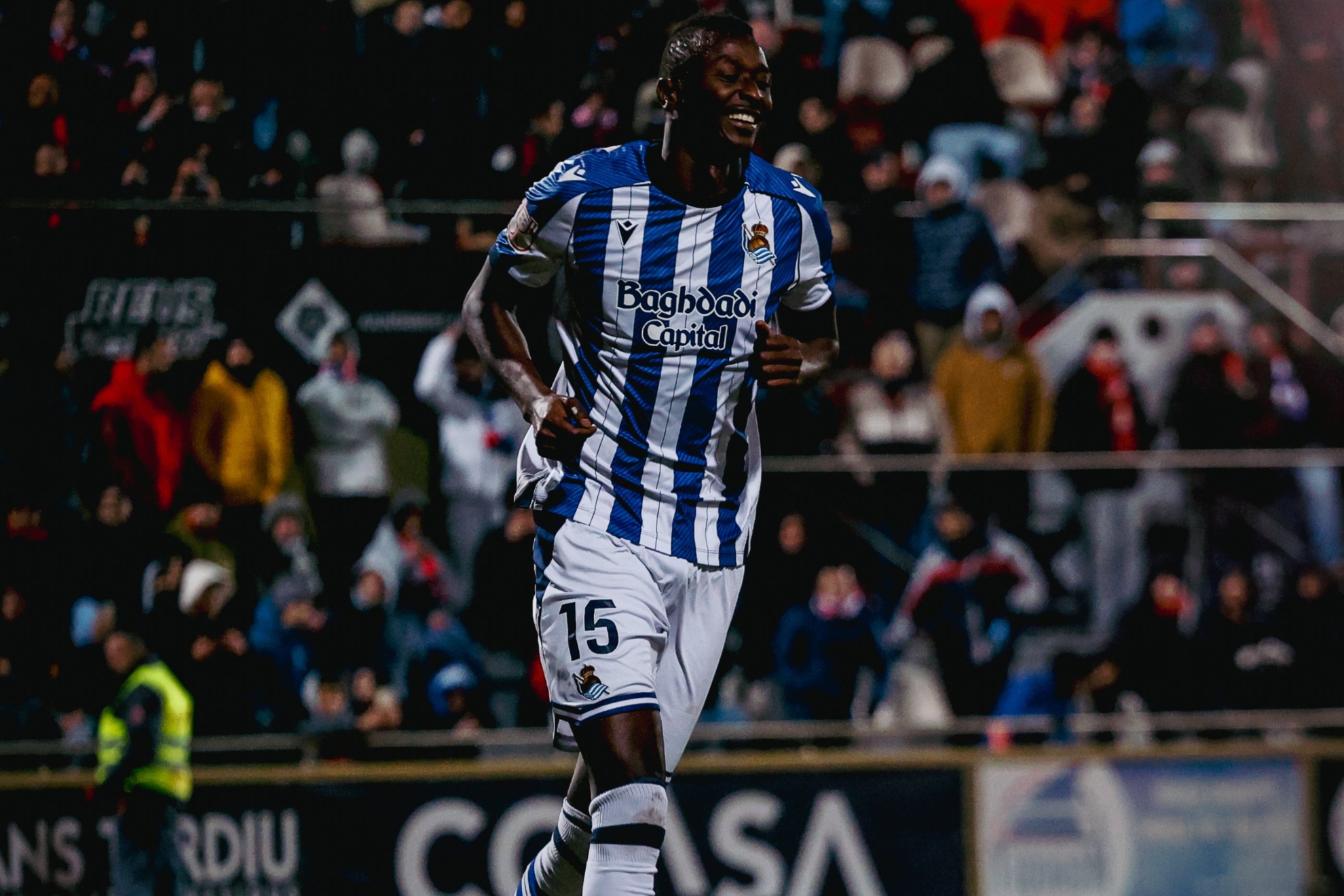 Sadiq Umar sonríe tras marcar un gol de penalti en Reus.