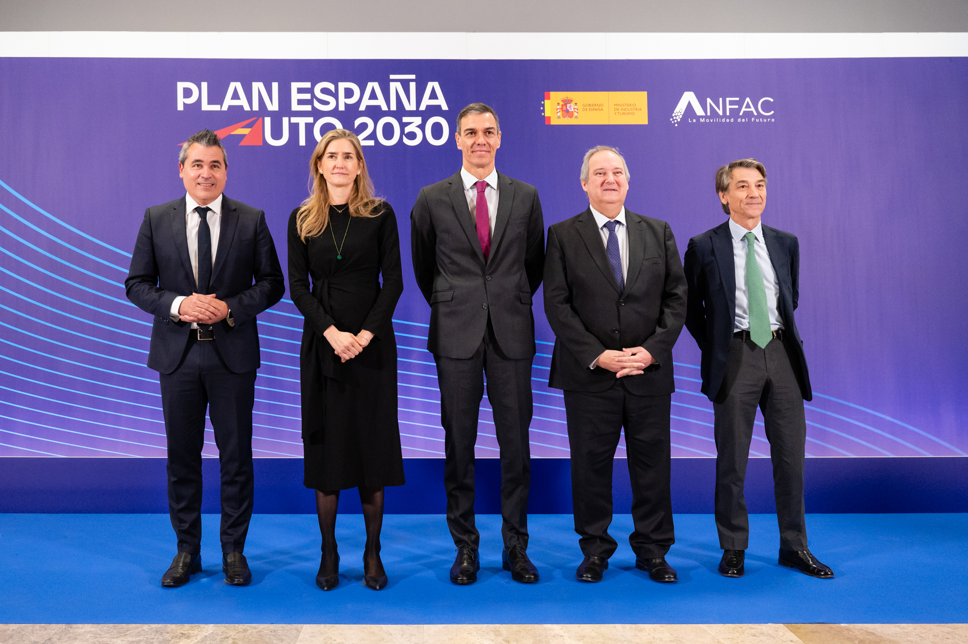 Sánchez, junto a representantes del sector del automóvil