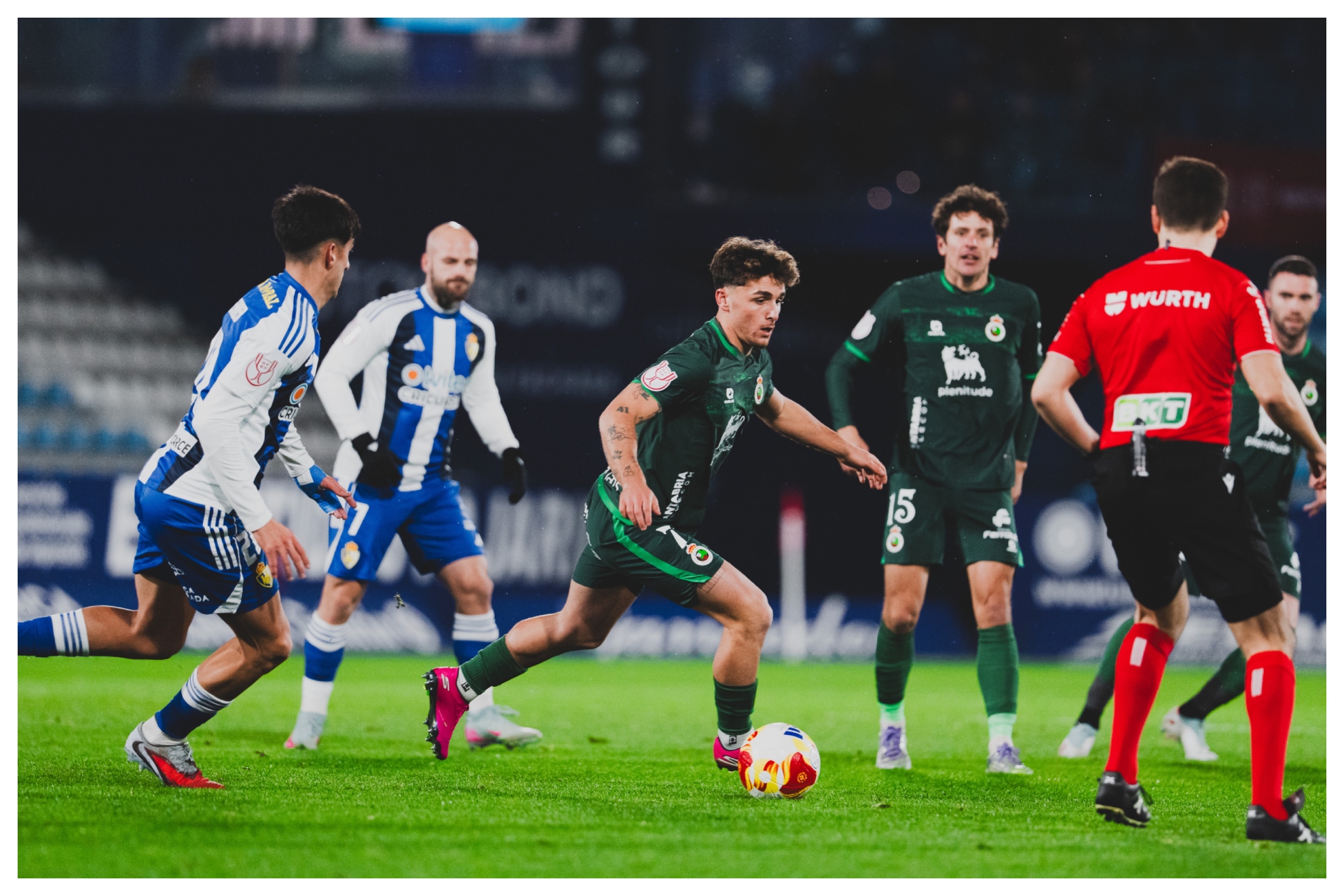 Yeray conduce el balón en presencia de Sangalli en El Toralín