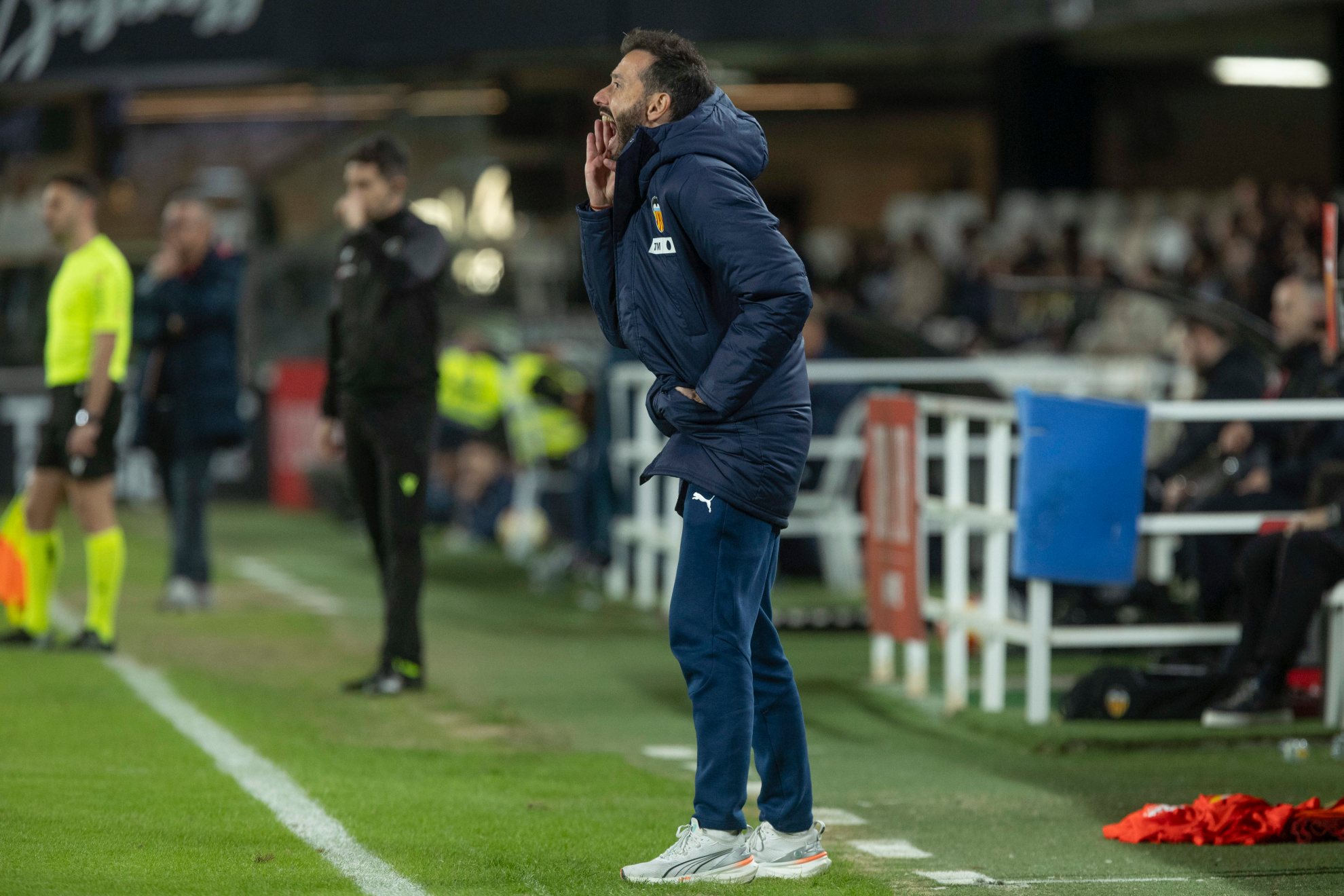 Carlos Corberán da instrucciones en el partido ante el Cartagena.