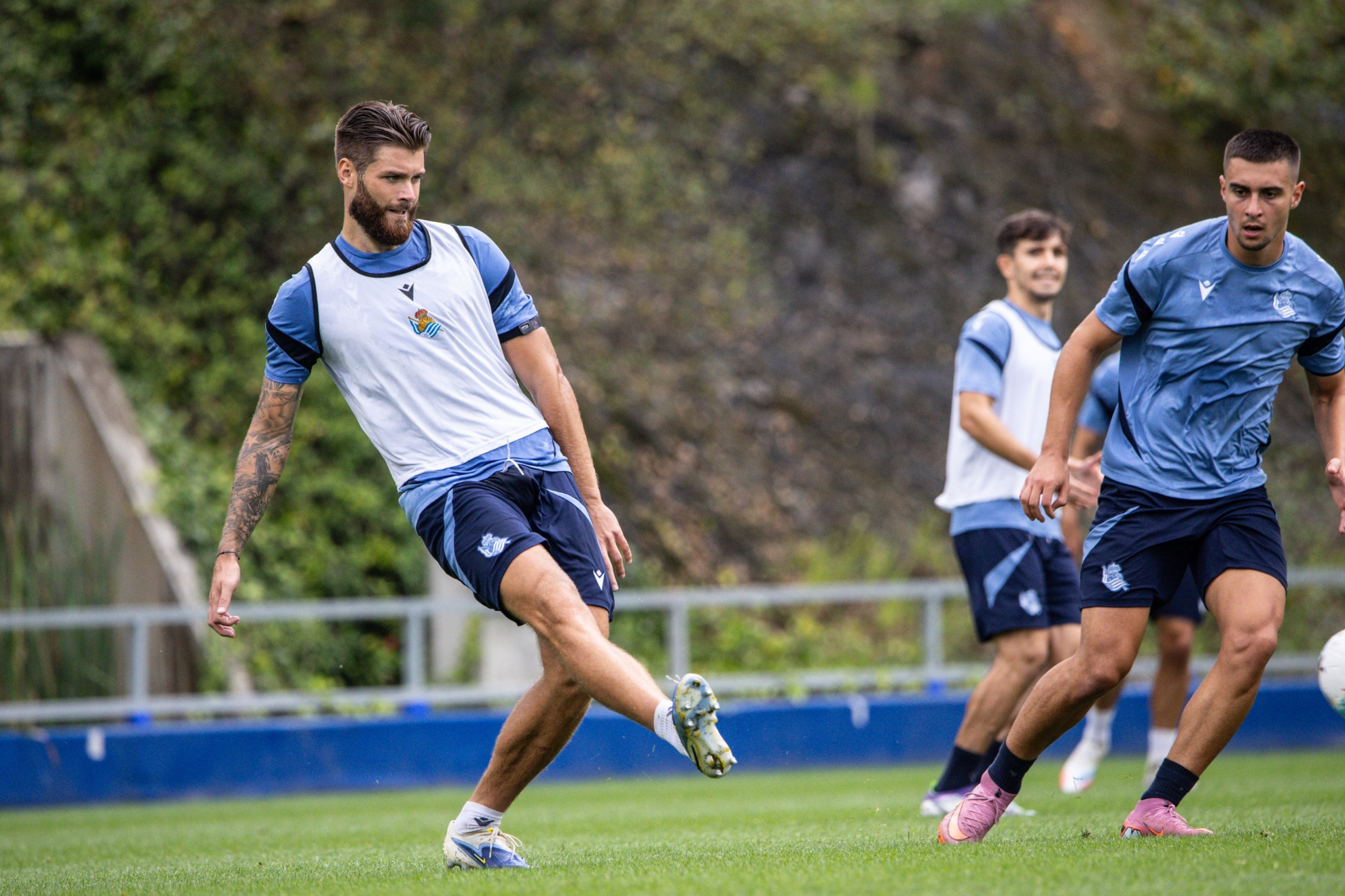 Caleta-Car chuta al balón con Karrikaburu atento, durante un entrenamiento en Zubieta.