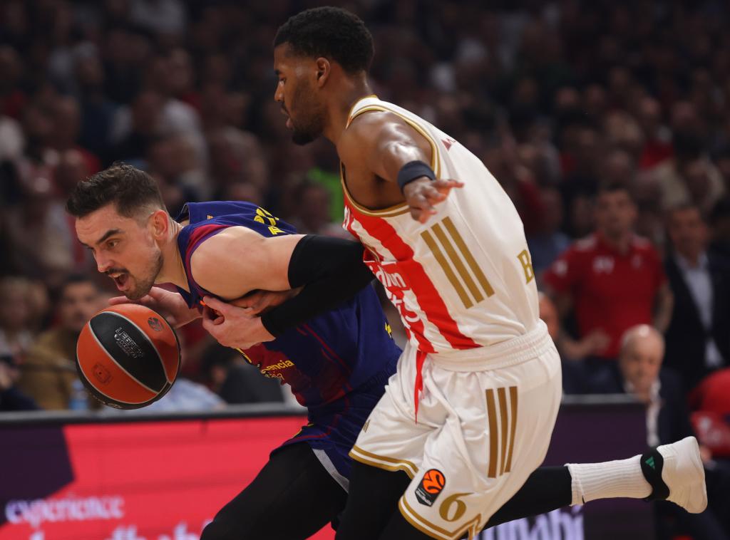 Tomas Satoransky trata de superar a Jared Butler.