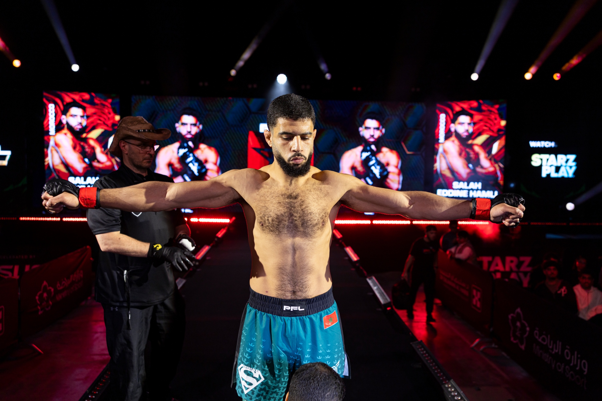 Salah Eddine entrando al SmartCage en PFL Mena.
