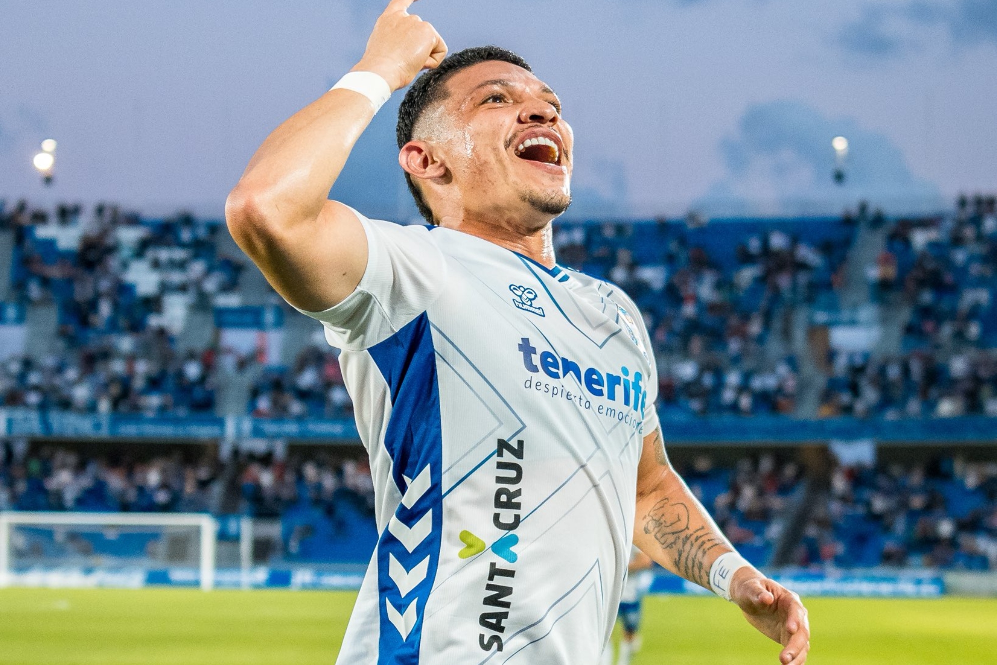Fabricio Assis celebra su gol al Arenteiro (CDT)