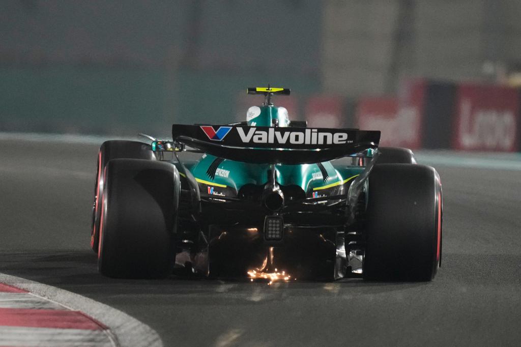 El piloto de Aston Martin Fernando Alonso de España en acción durante la clasificación para el Gran Premio de Fórmula 1 de Abu Dabi, Emiratos Árabes Unidos, el sábado 6 de diciembre de 2025. (Foto AP/Darko Bandic)