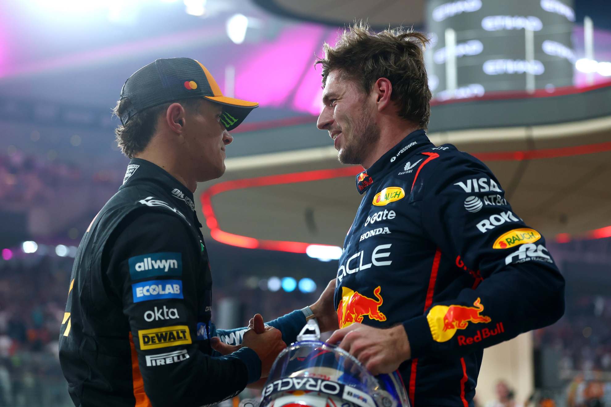 Max Verstappen y Lando Norris se saludan.