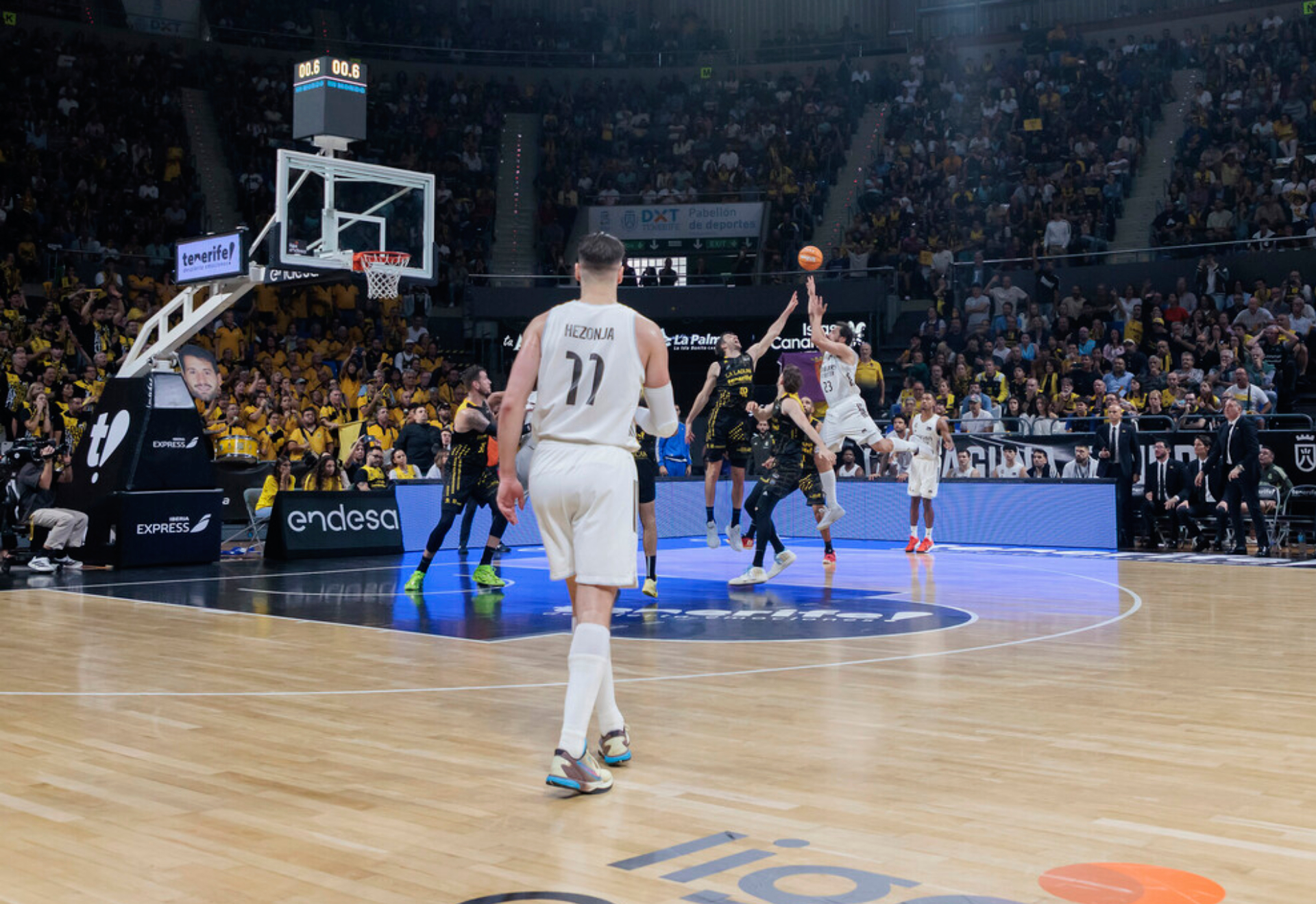 Llull, at the moment he shoots a basket.