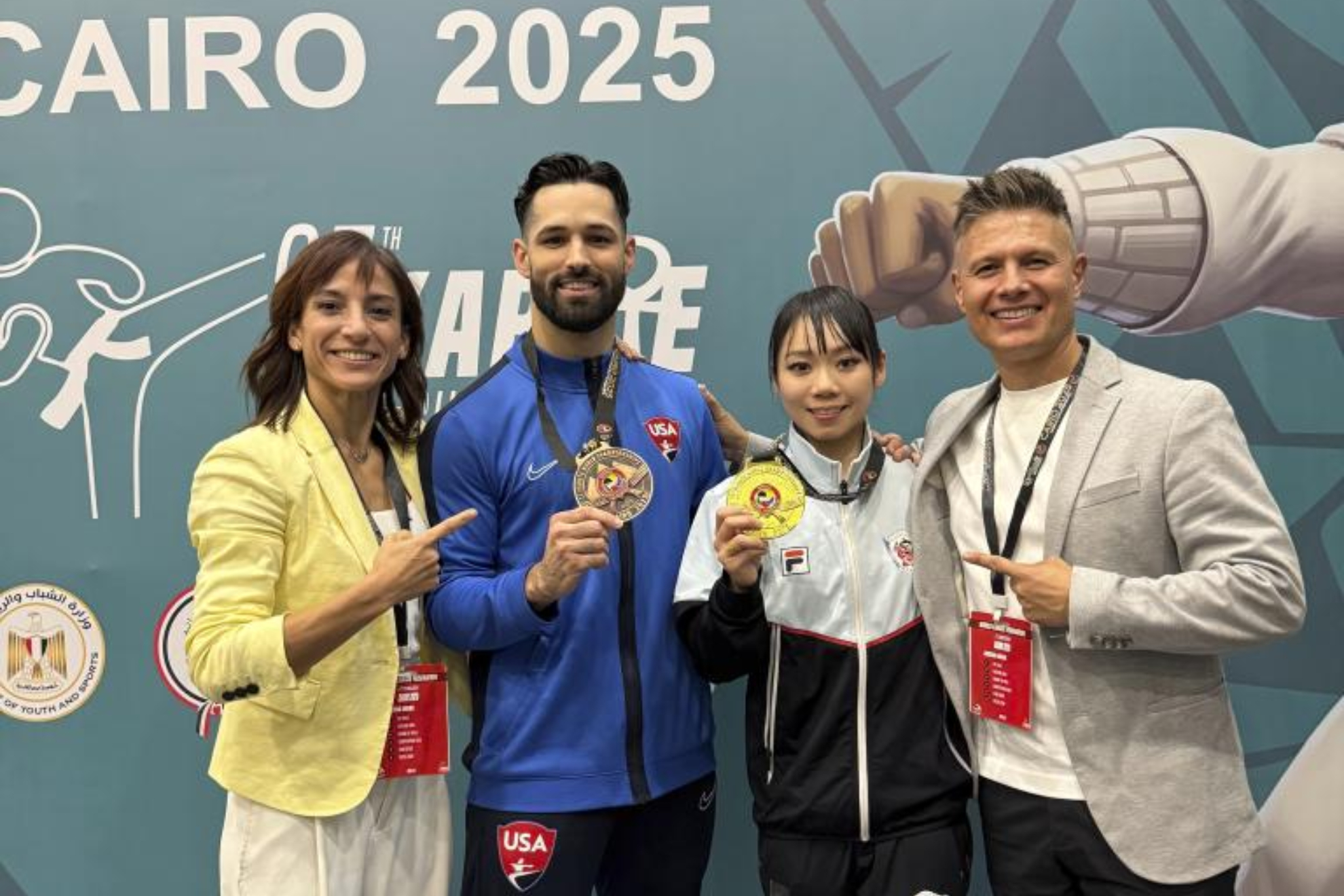 Sandra Sánchez y Jesús del Moral junto a Ariel y Grace tras sus medallas mundiales.