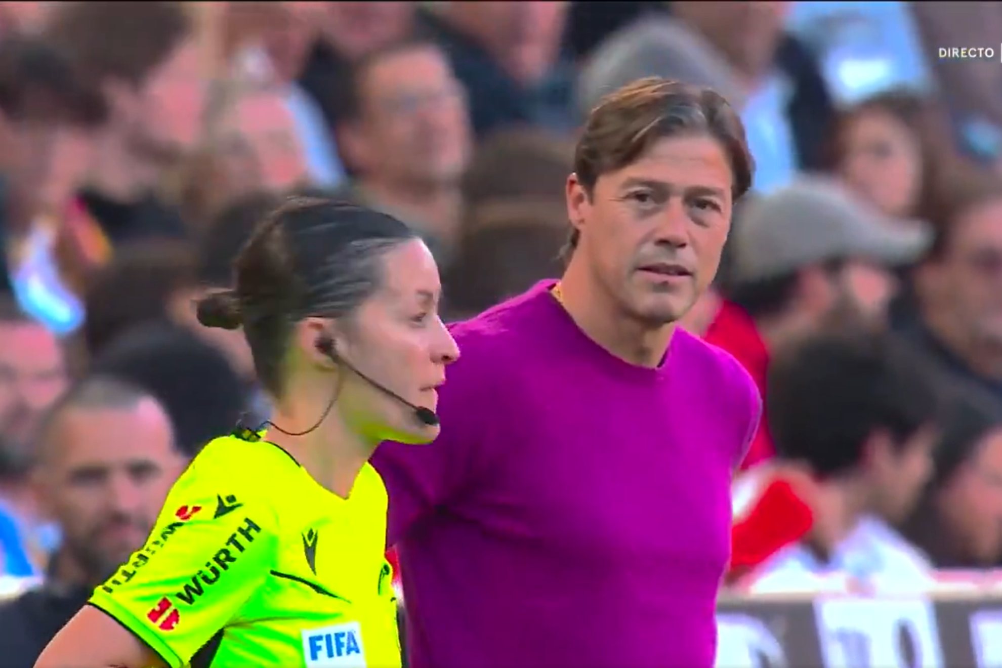 Almeyda se queda mirando a Guadalupe Porras tras ser amonestado.