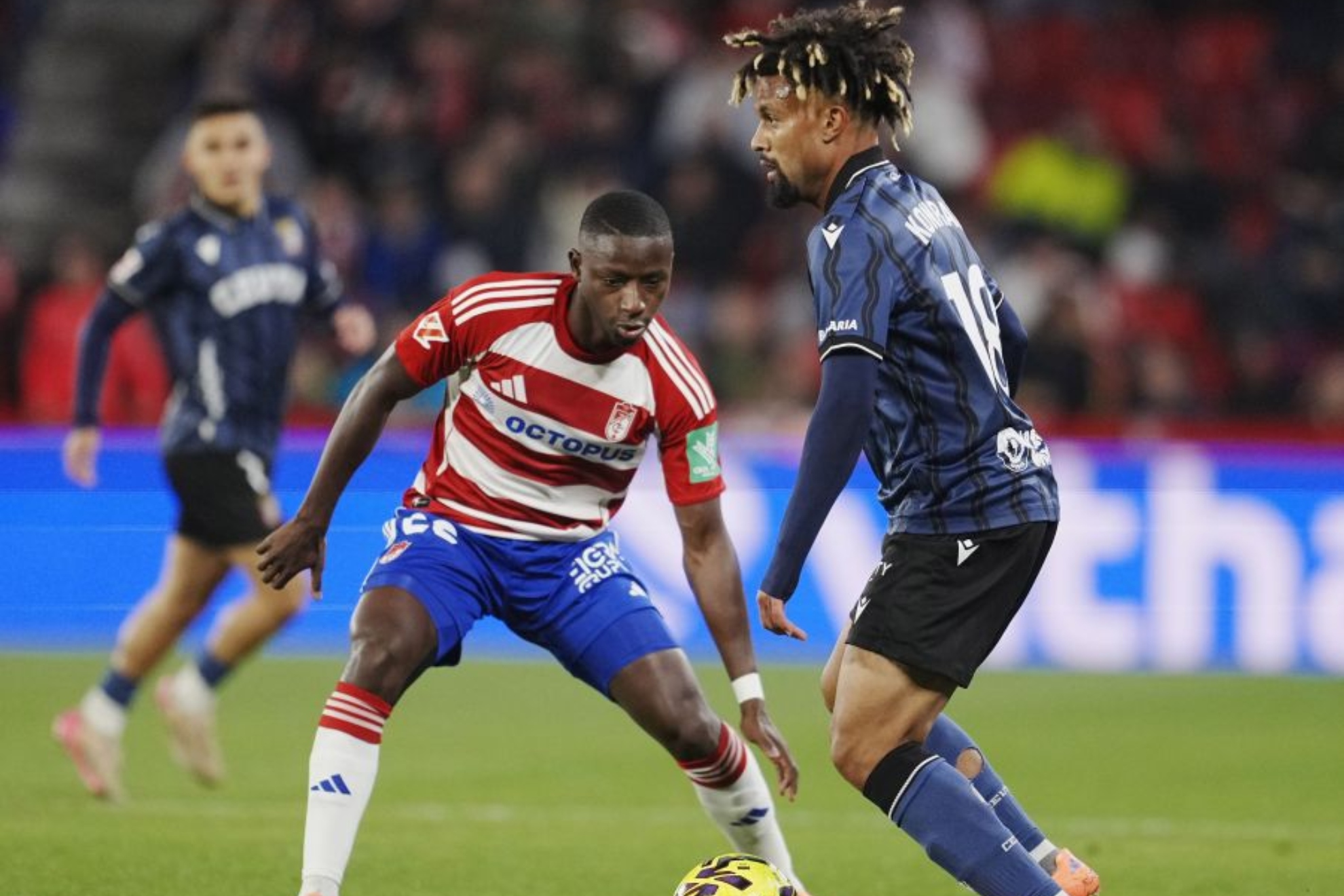 Diallo y Konrad, en un lance del partido Granada-Ceuta. LALIGA