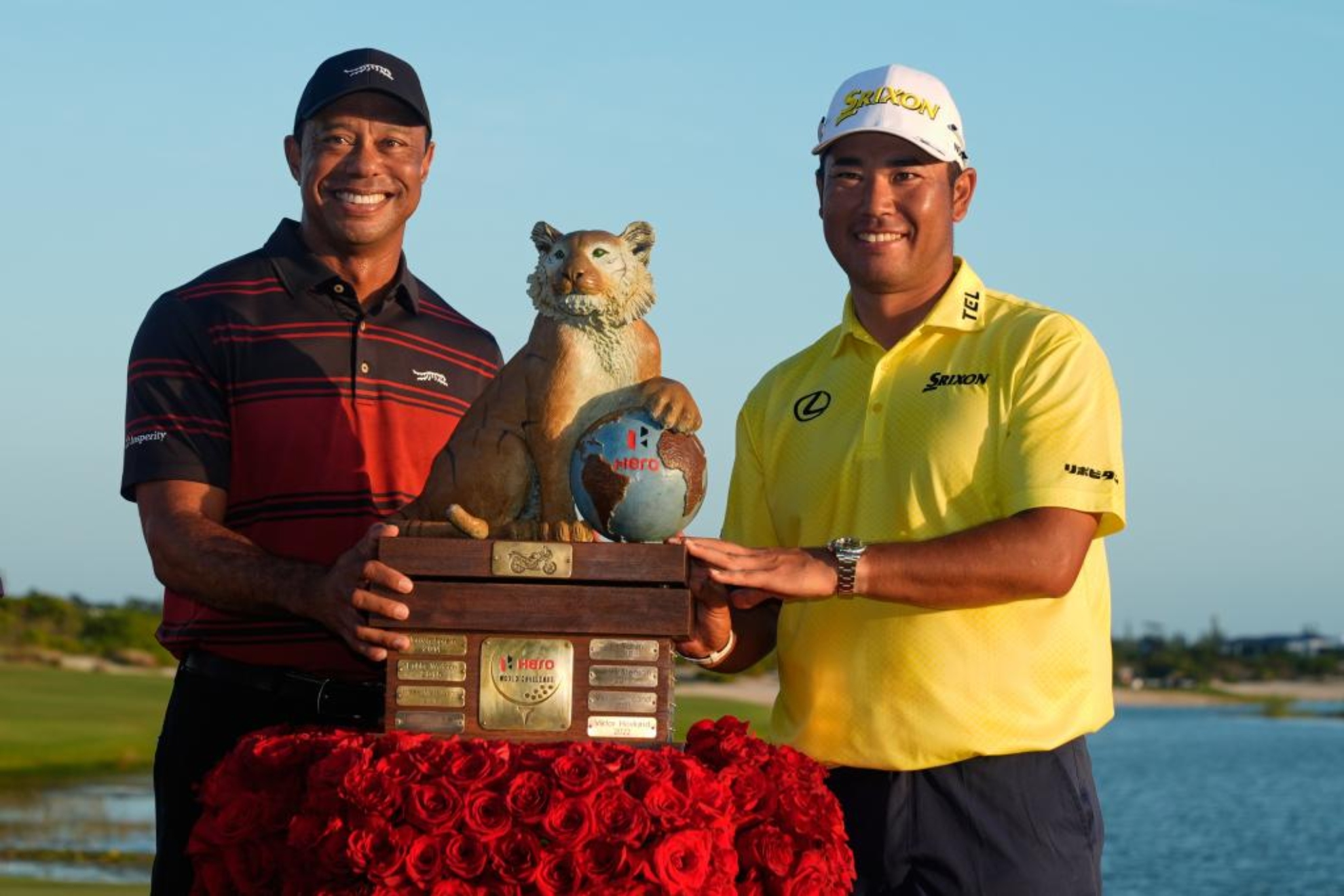Tiger Woods (49) e Hideki Matsuyama (33) posan con el trofeo