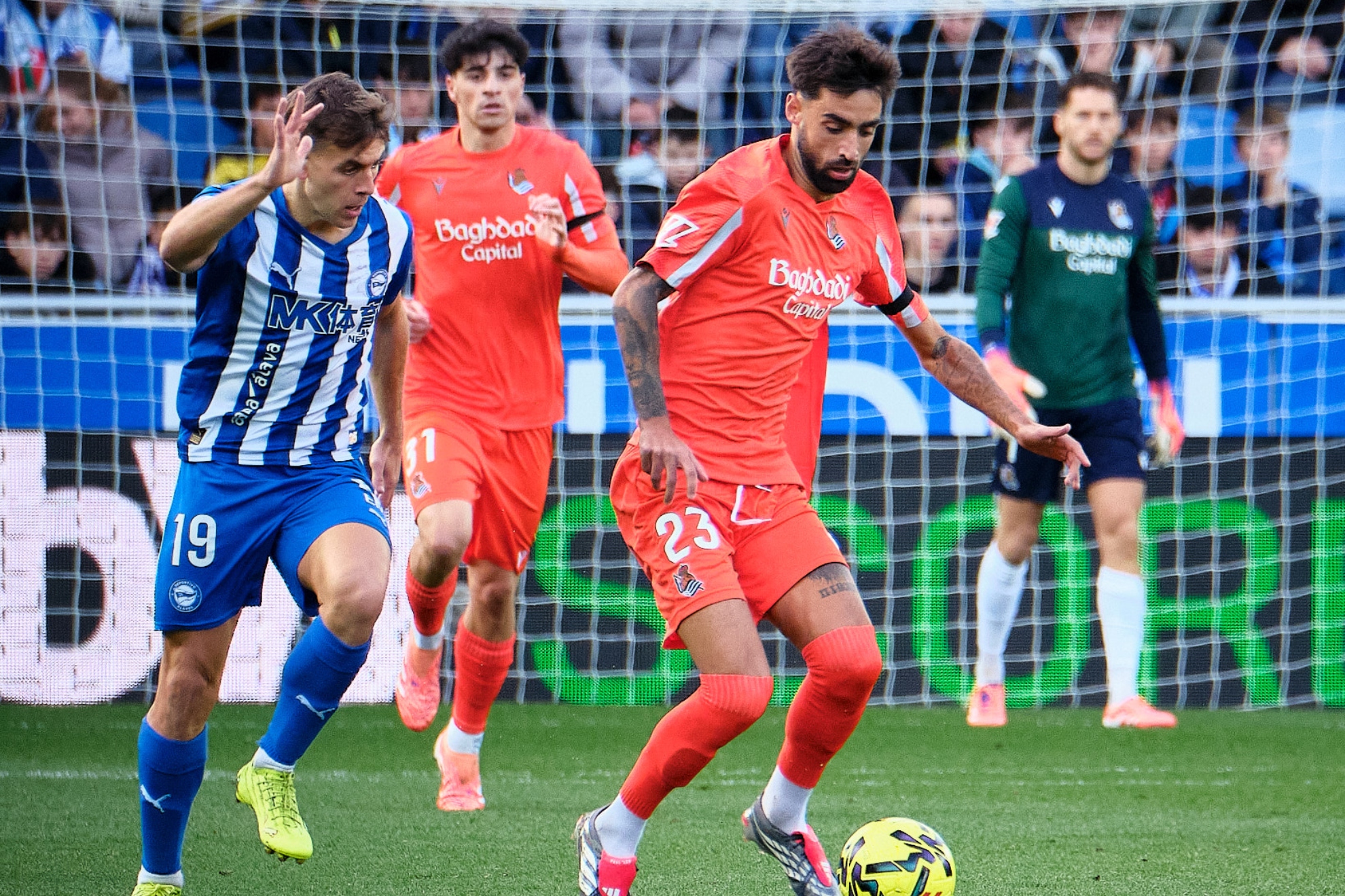 Brais Méndez conduce el balón, en un momento del partido en Mendizorroza.