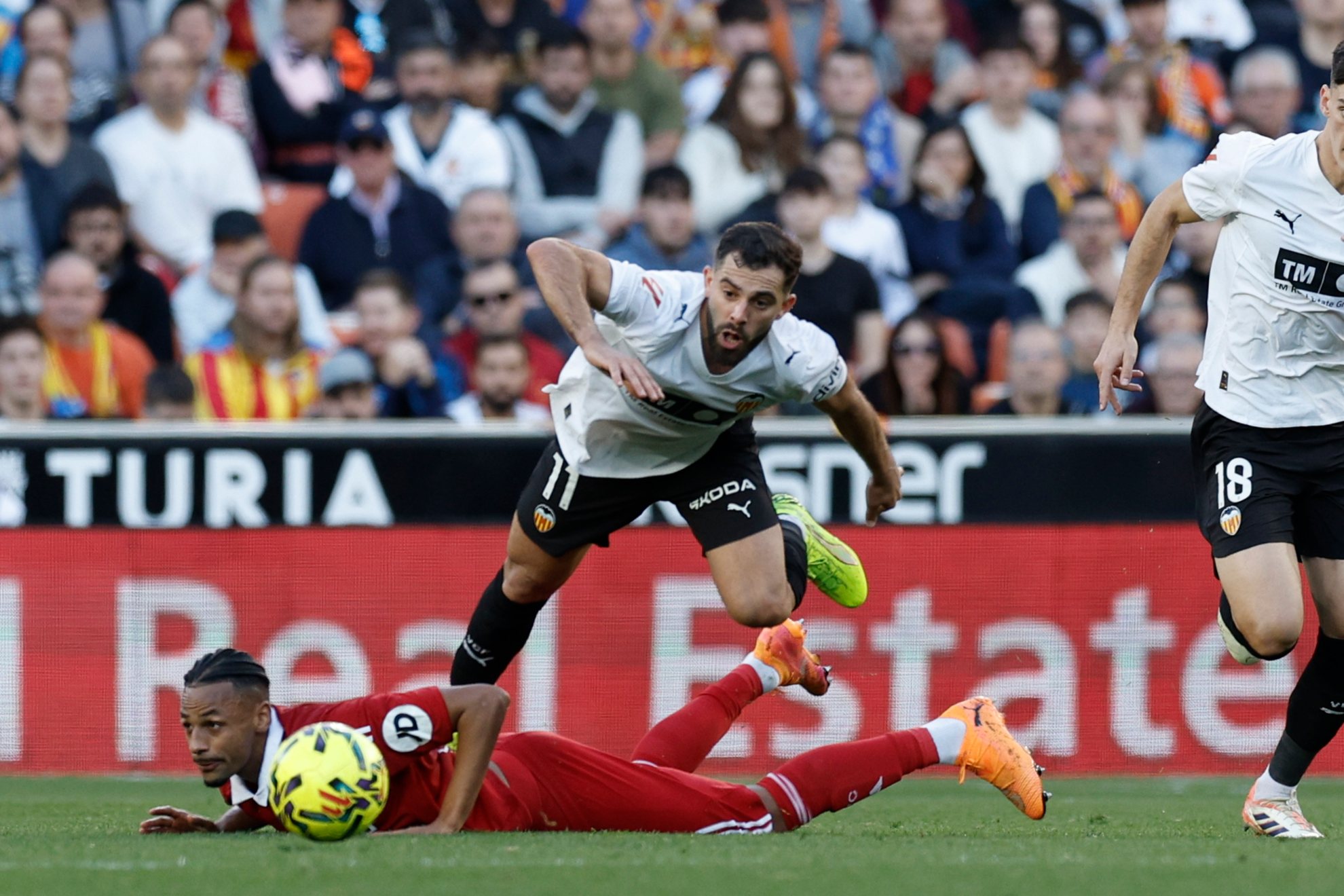 Luis Rioja intenta salir de Sow durante el partido Valencia - Sevilla.