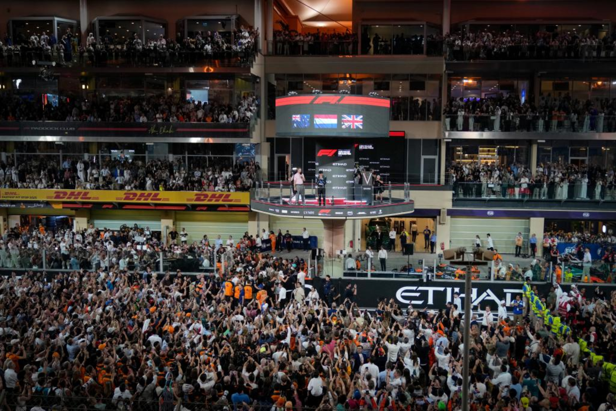 Norris celebra en el podio final de la temporada.