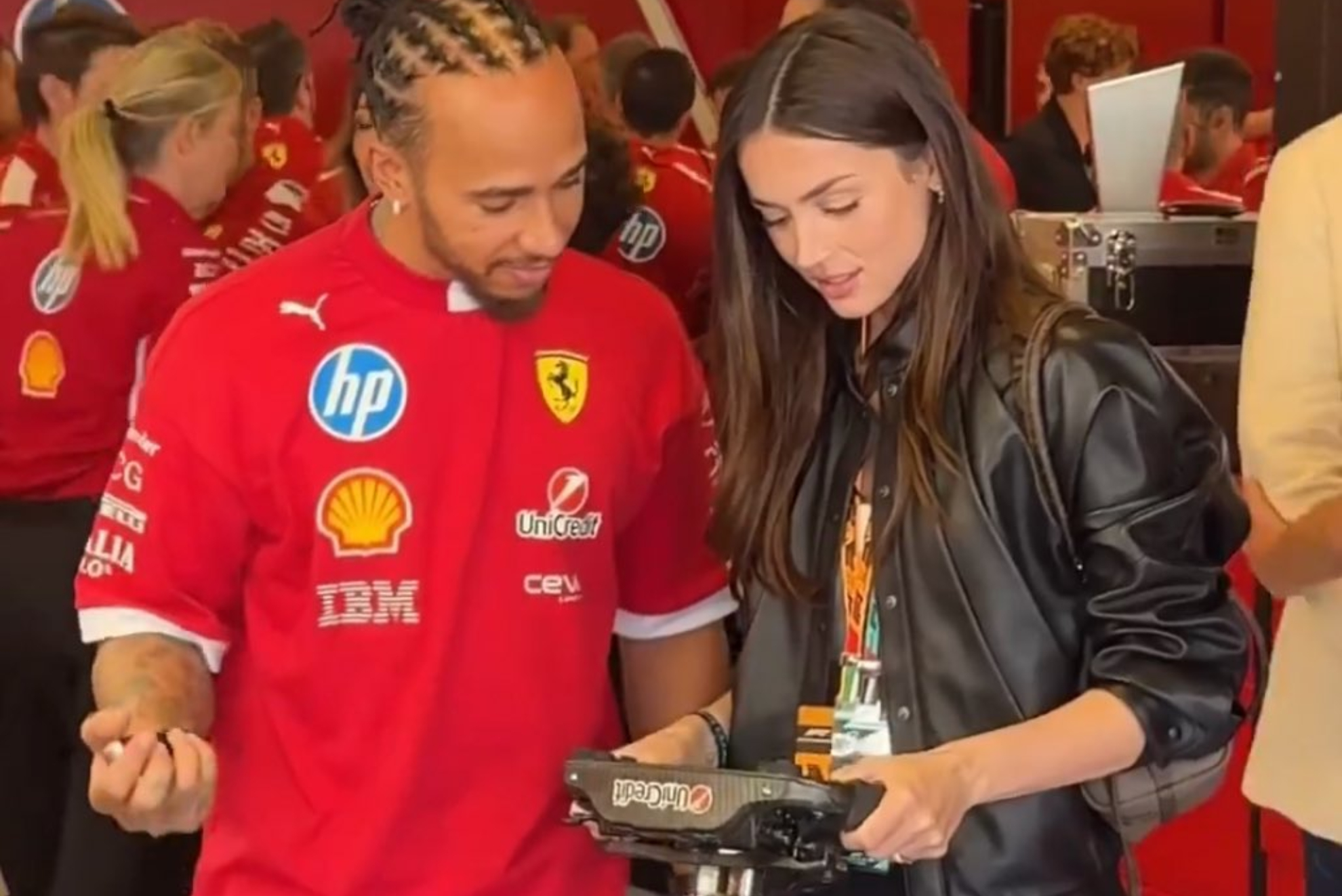 La actriz Ana de Armas, a los mandos del SF-25 de Hamilton, en Abu Dhabi.