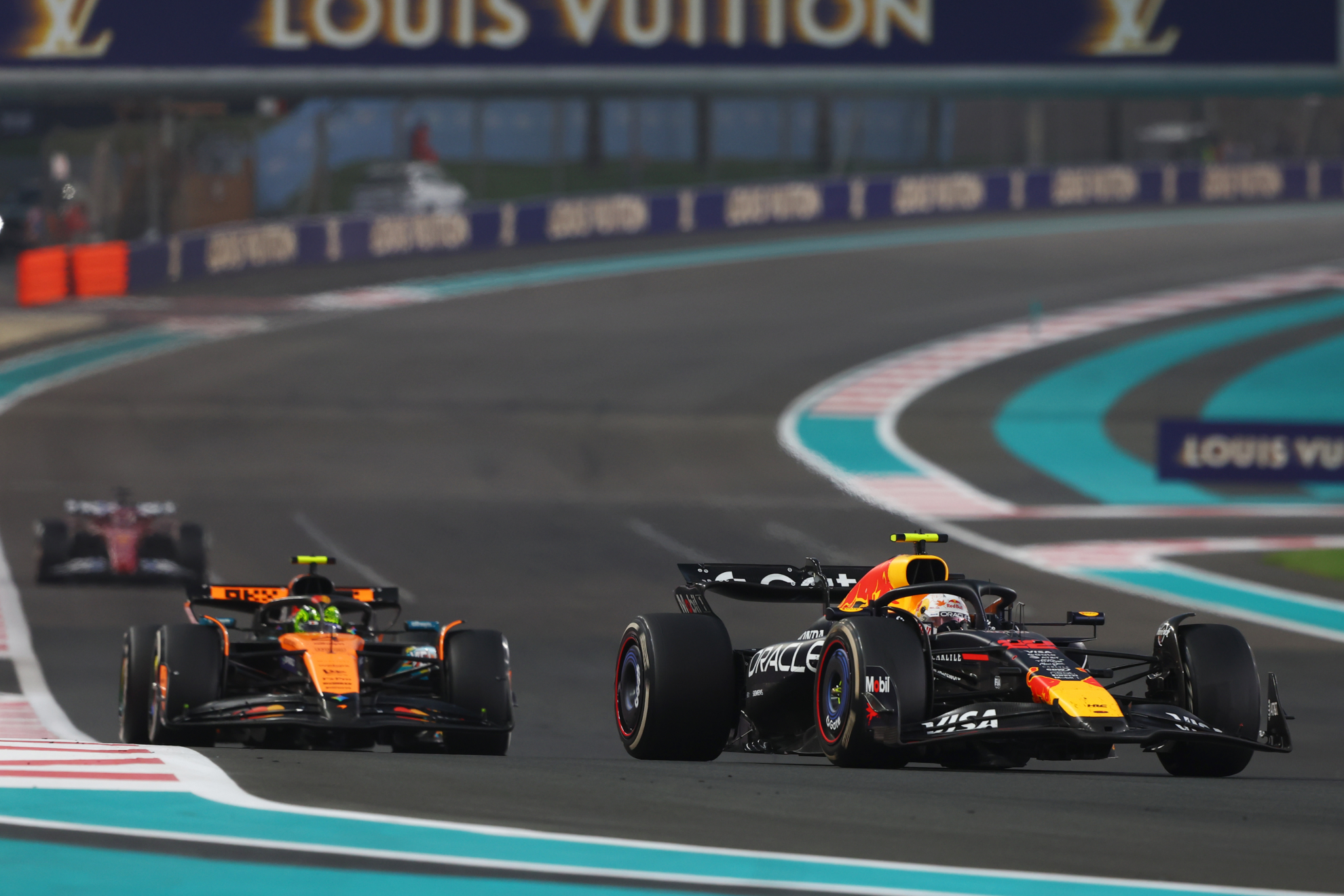 Tsunoda, por delante de Norris, durante el GP de Abu Dabi.