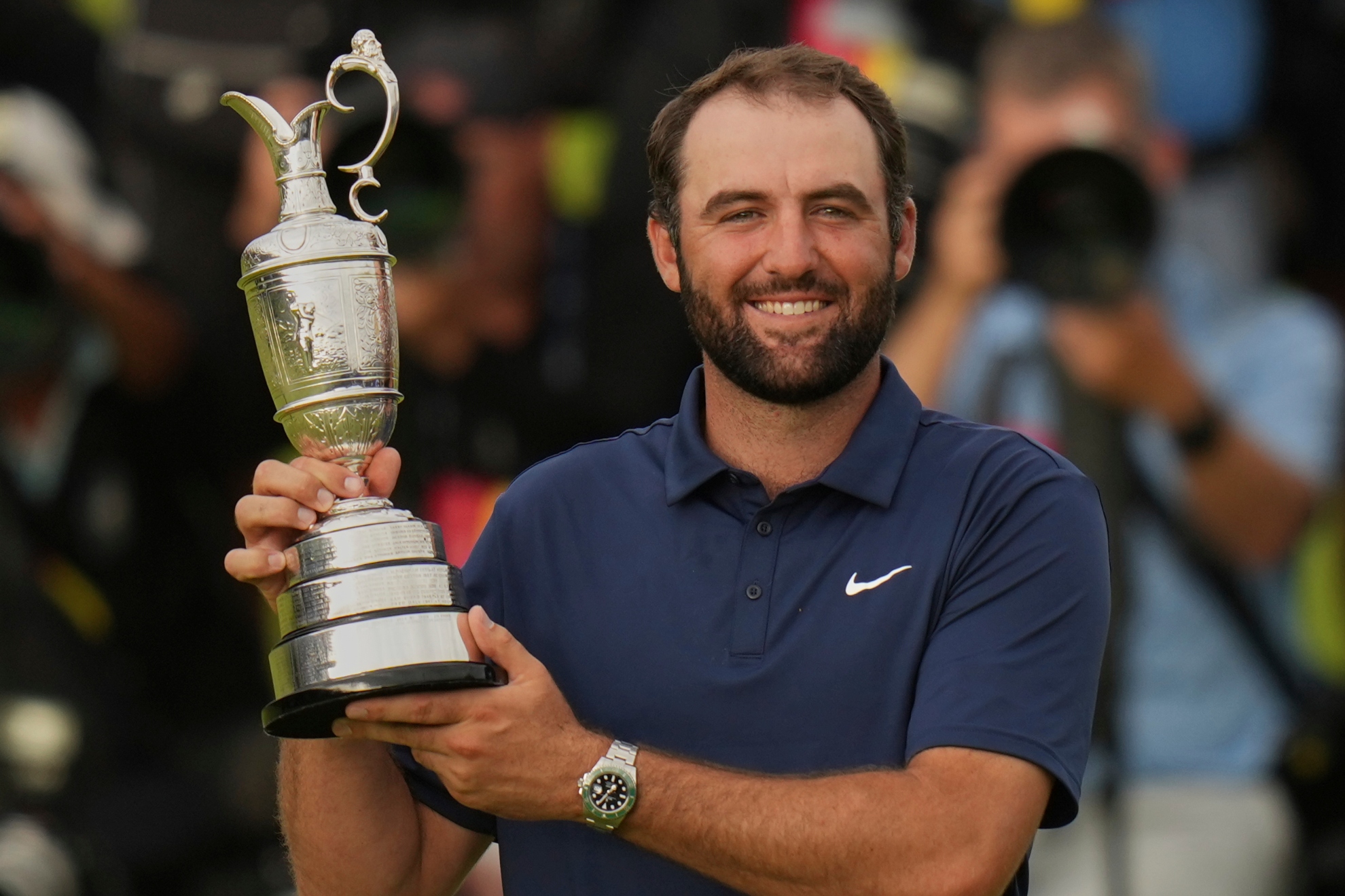Scottie Scheffler con la Jarra de Clarete como ganador de 2025.
