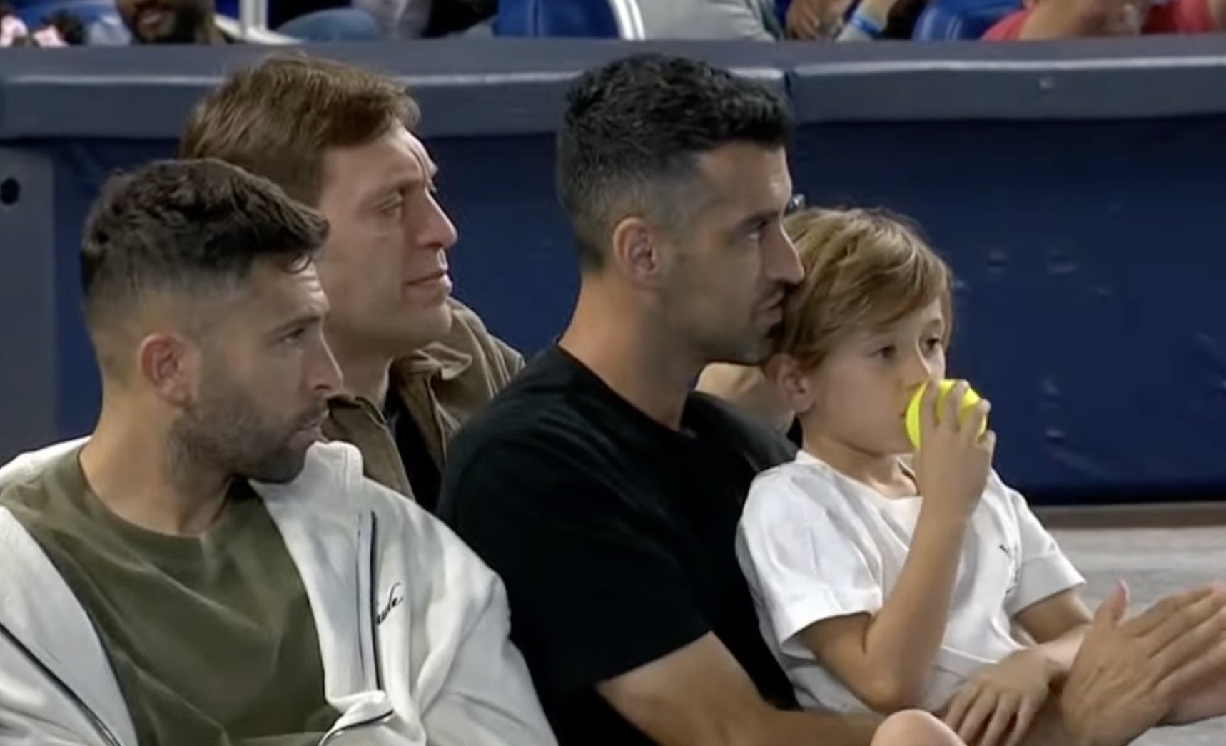 Jordi Alba y Sergio Busquets, en la grada.