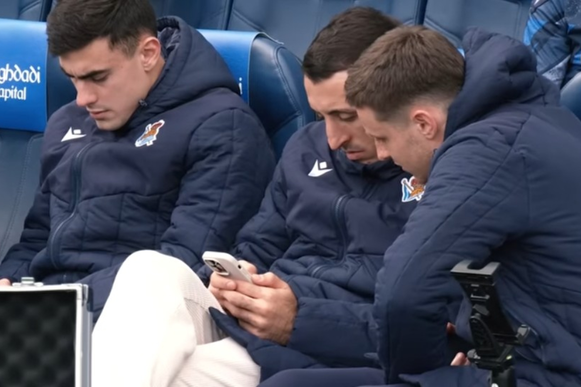 Oyarzabal, en el banquillo con 'Barrene' y Turrientes, antes del partido ante el Villarreal.