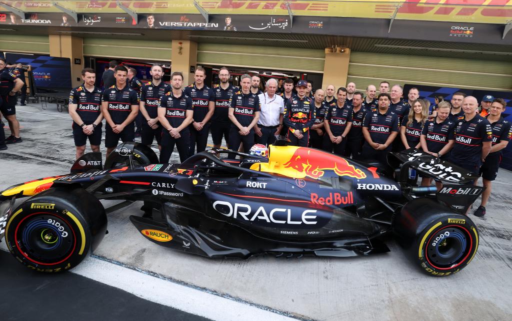 Marko, con camisa blanca, en la foto de Red Bull en Abu Dhabi.
