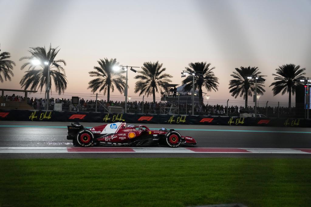 Hamilton, sobre el Ferrari en Yas Marina.