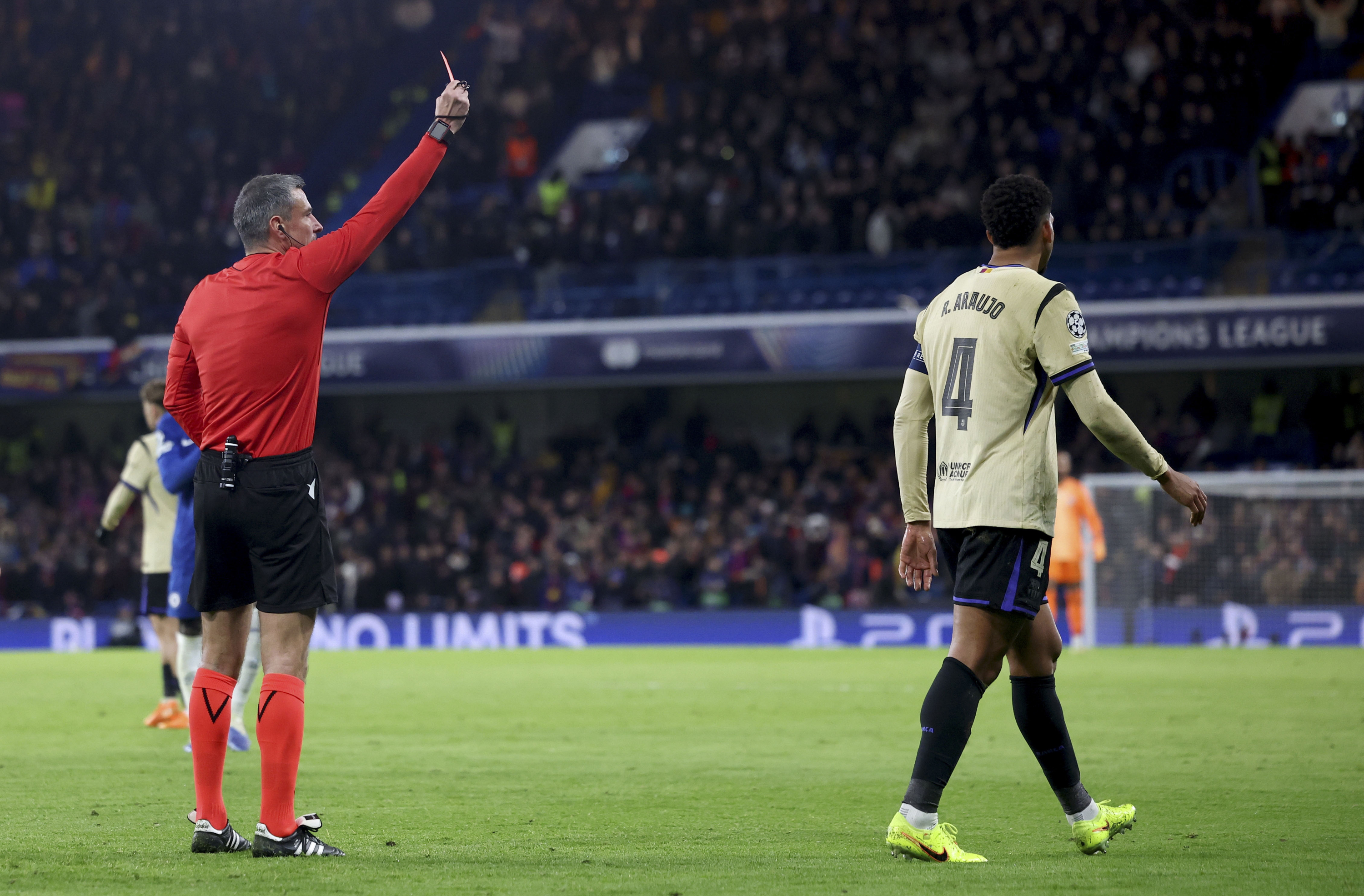 Momento de la expulsión de Araujo contra el Chelsea.