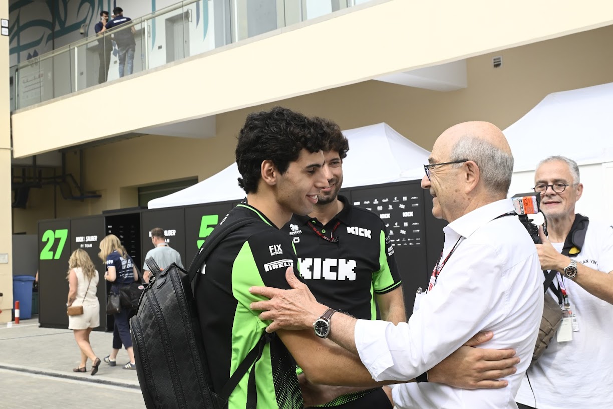 Sauber da la bienvenida a Bortoleto al paddock de Abu Dhabi.