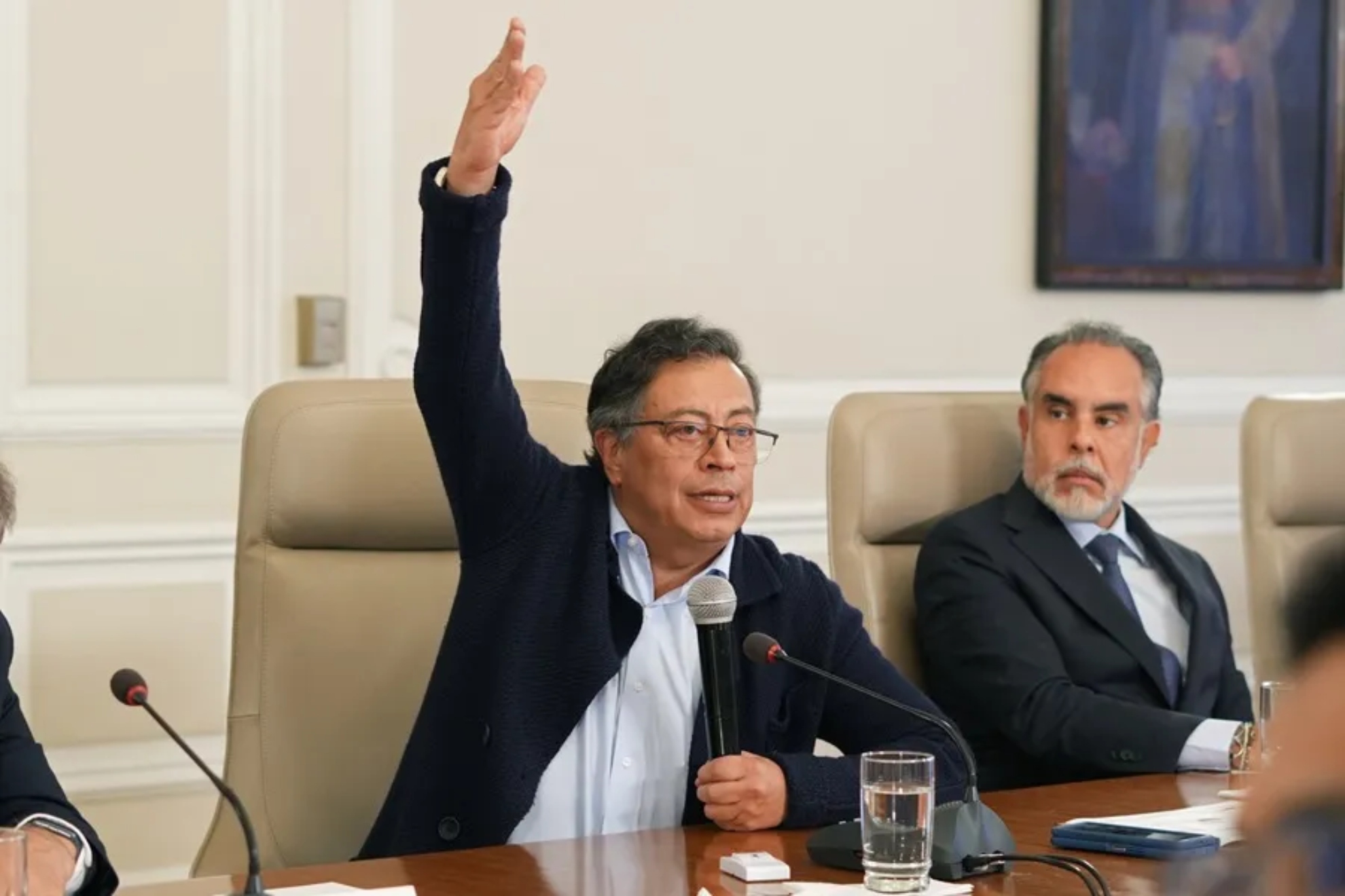 Gustavo Petro afirmó que le retiraron la visa de Estados Unidos mientras Cancillería y Embajada lo niegan.