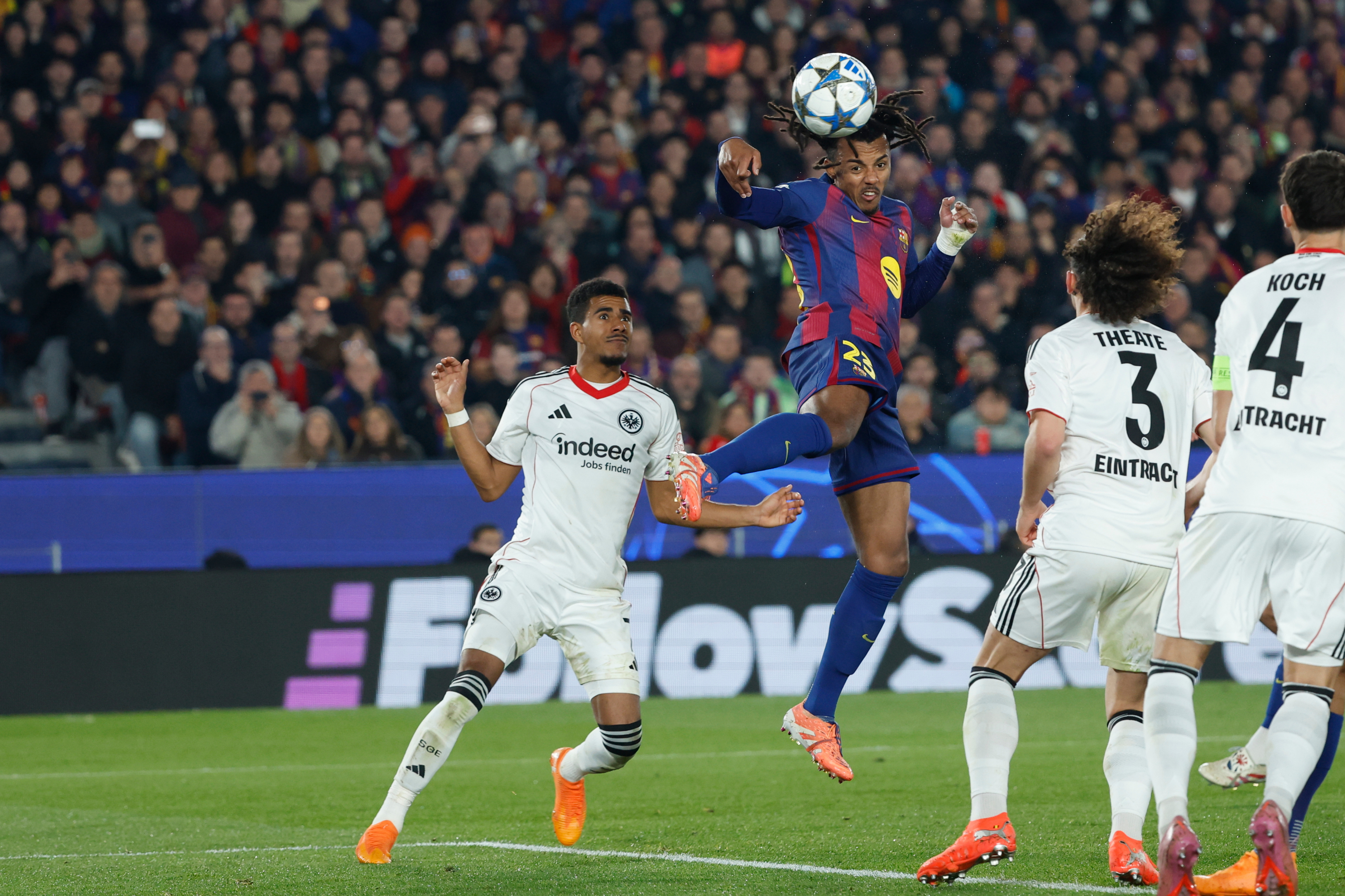 Koundé marca de cabeza ante el Eintracht.