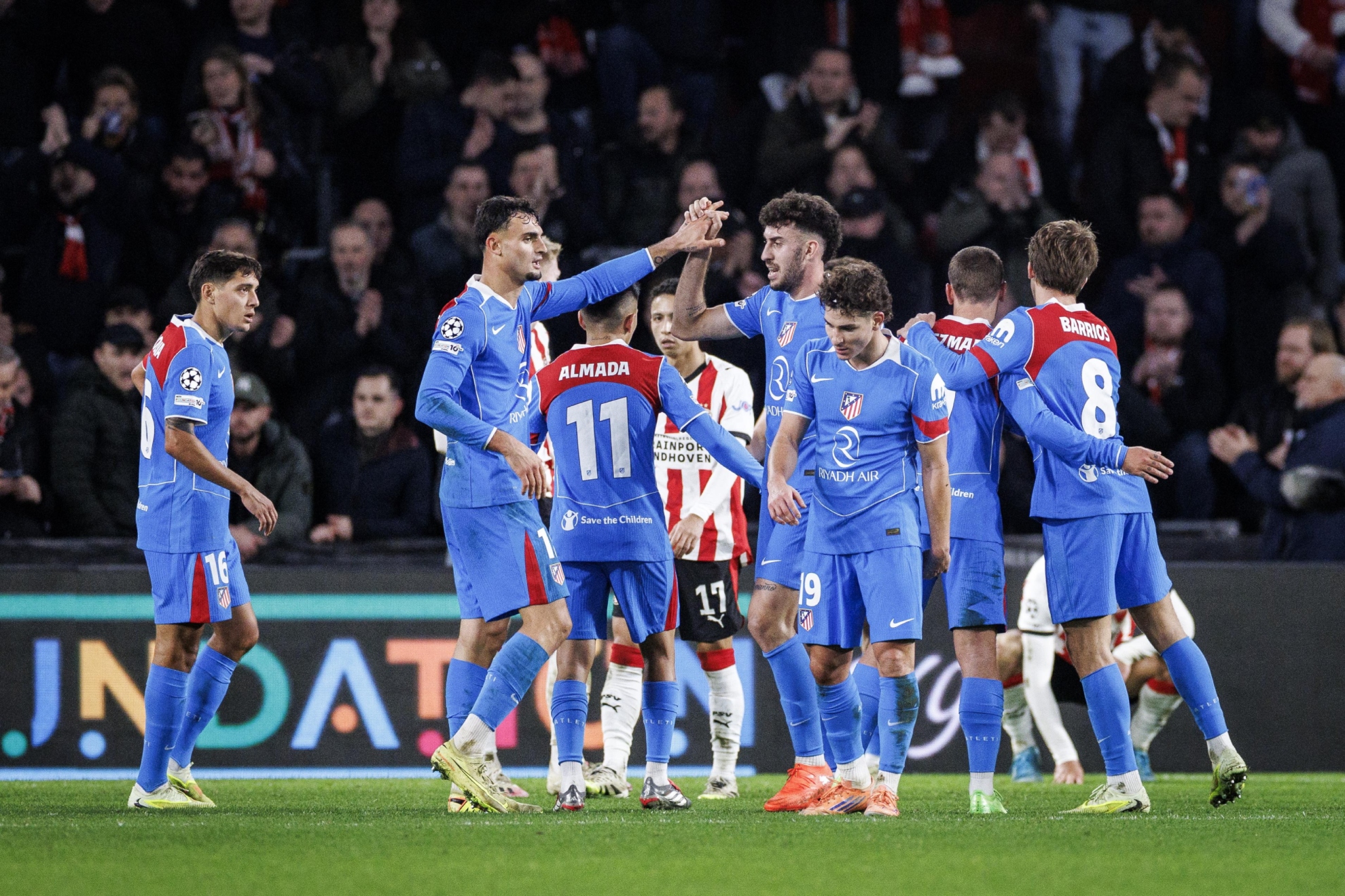 Los jugadores del Atlético celebrando un gol ante el PSV.