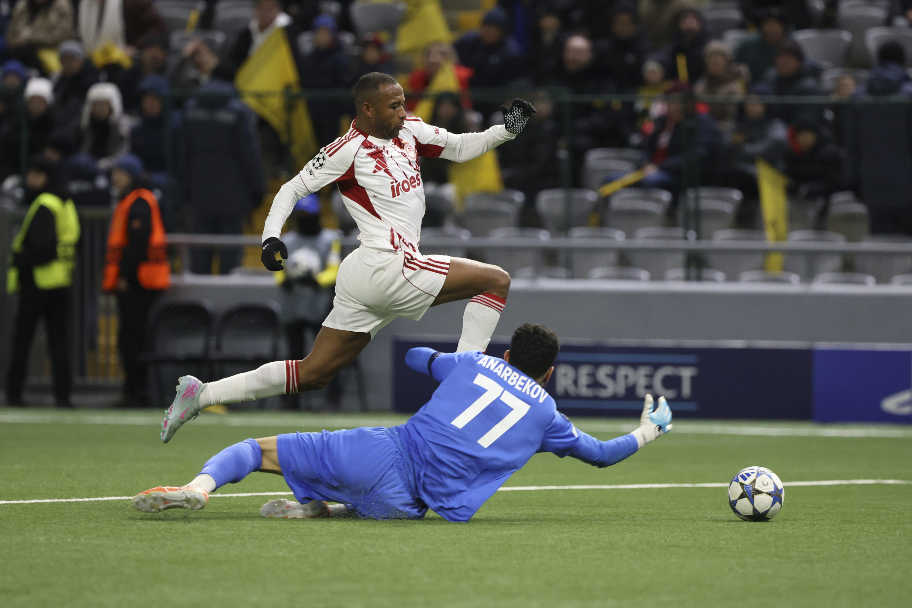 Temirlan Anarbekov, tapando un remate de El Kaabi