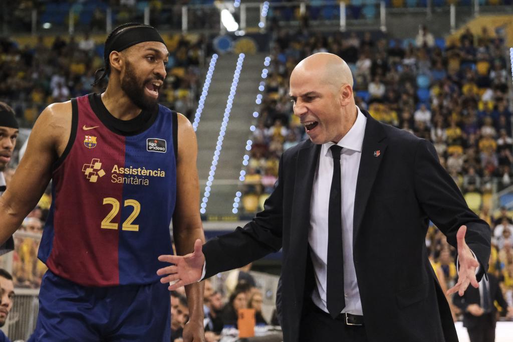 Joan Peñarroya discute con Jabari Parker, durante un encuentro del Barcelona.