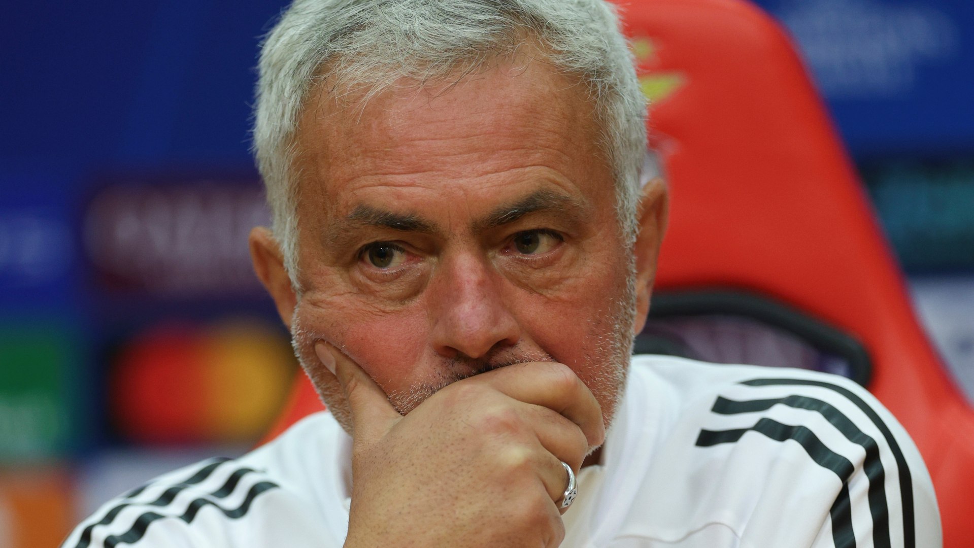 A José Mourinho le preguntaron en rueda de prensa sobre su posible relación con el banquillo del Real Madrid ahora que Xabi Alonso está en la cuerda floja. La reacción del portugués no tiene desperdicio.